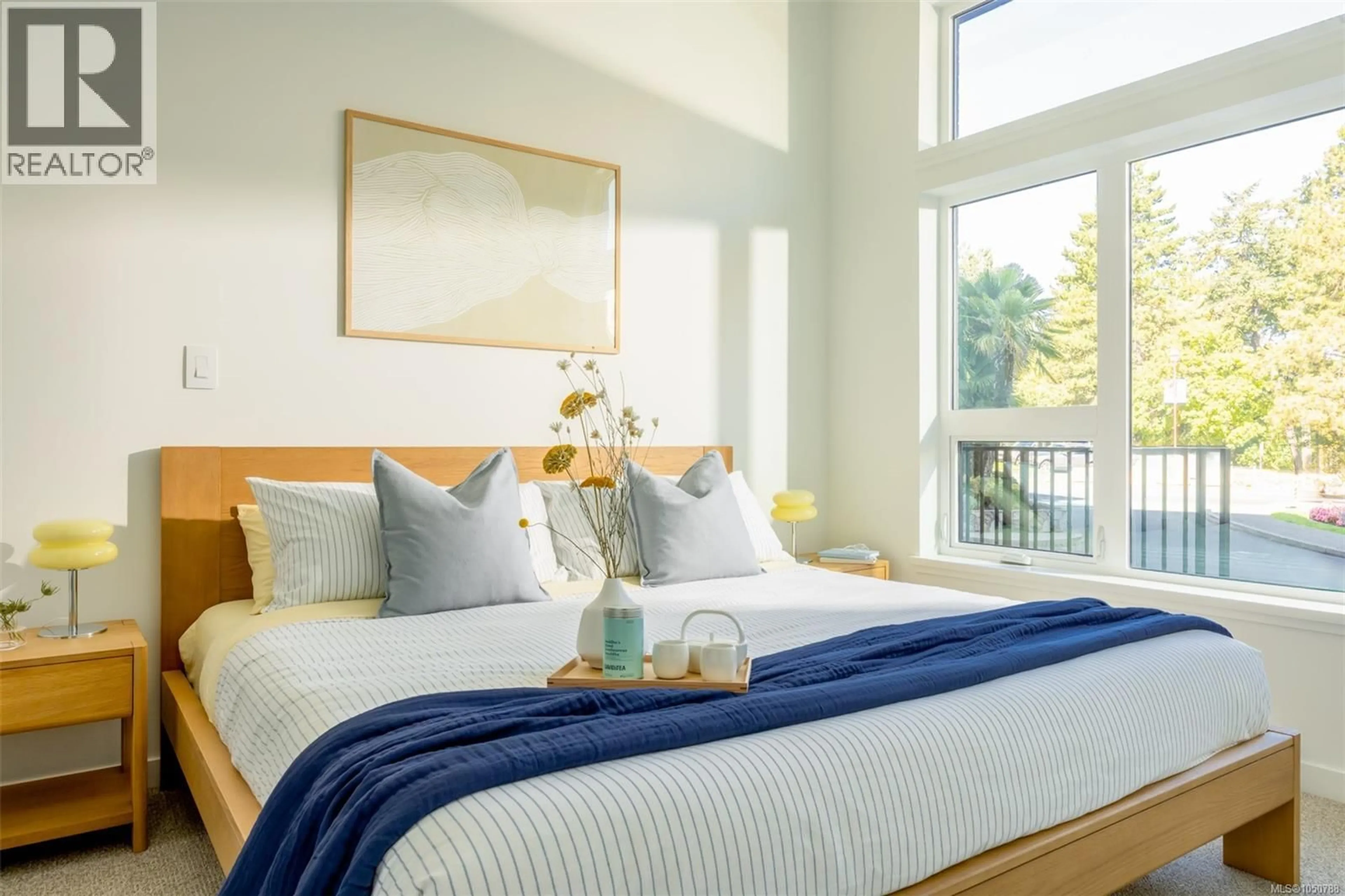 Bedroom with bed, wood/laminate floor for 207 - 1075 TILLICUM ROAD, Esquimalt British Columbia V9A2A4