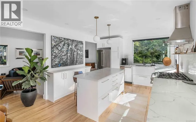 773 MIDDLETON STREET, Saanich 4