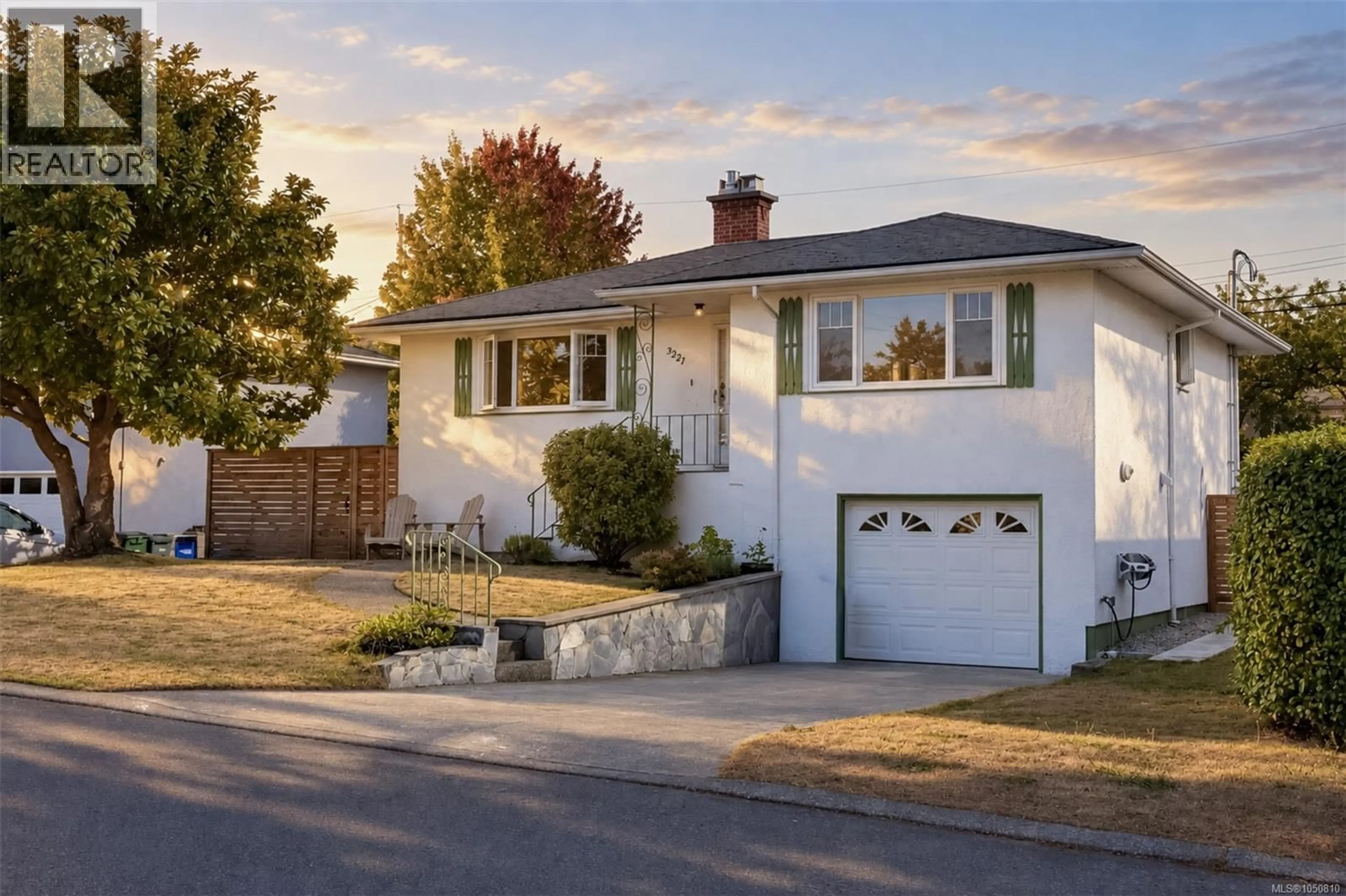 Home with vinyl exterior material, street for 3221 SERVICE STREET, Saanich British Columbia V8P4M8