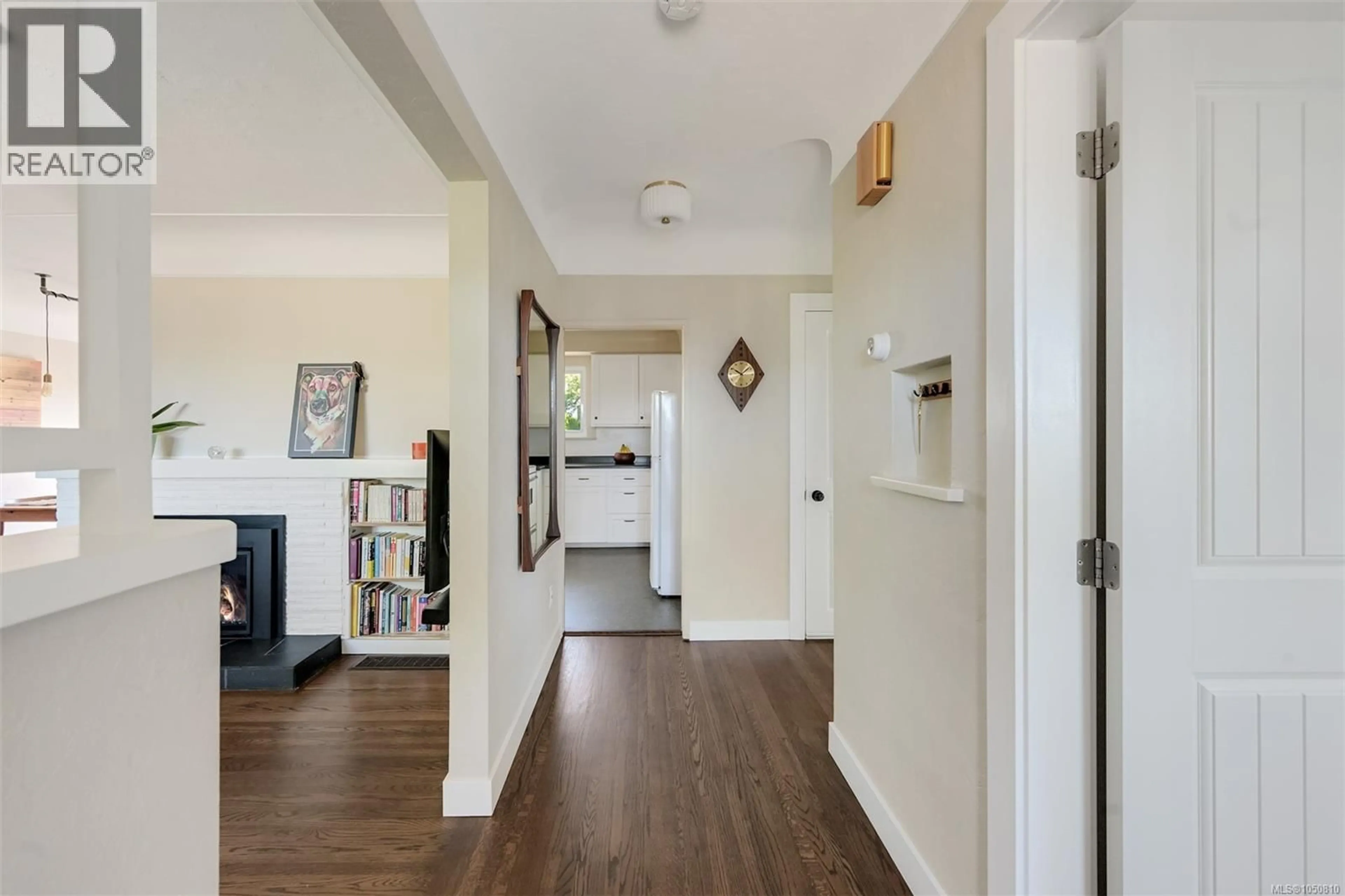 Indoor entryway for 3221 SERVICE STREET, Saanich British Columbia V8P4M8