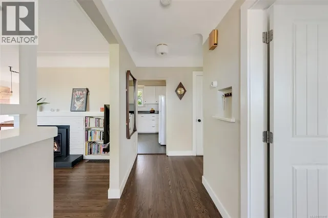 3221 SERVICE STREET, Saanich 2