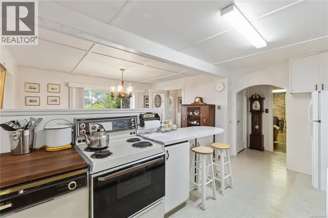 6110 ISLAND HIGHWAY WEST, Qualicum Beach 3