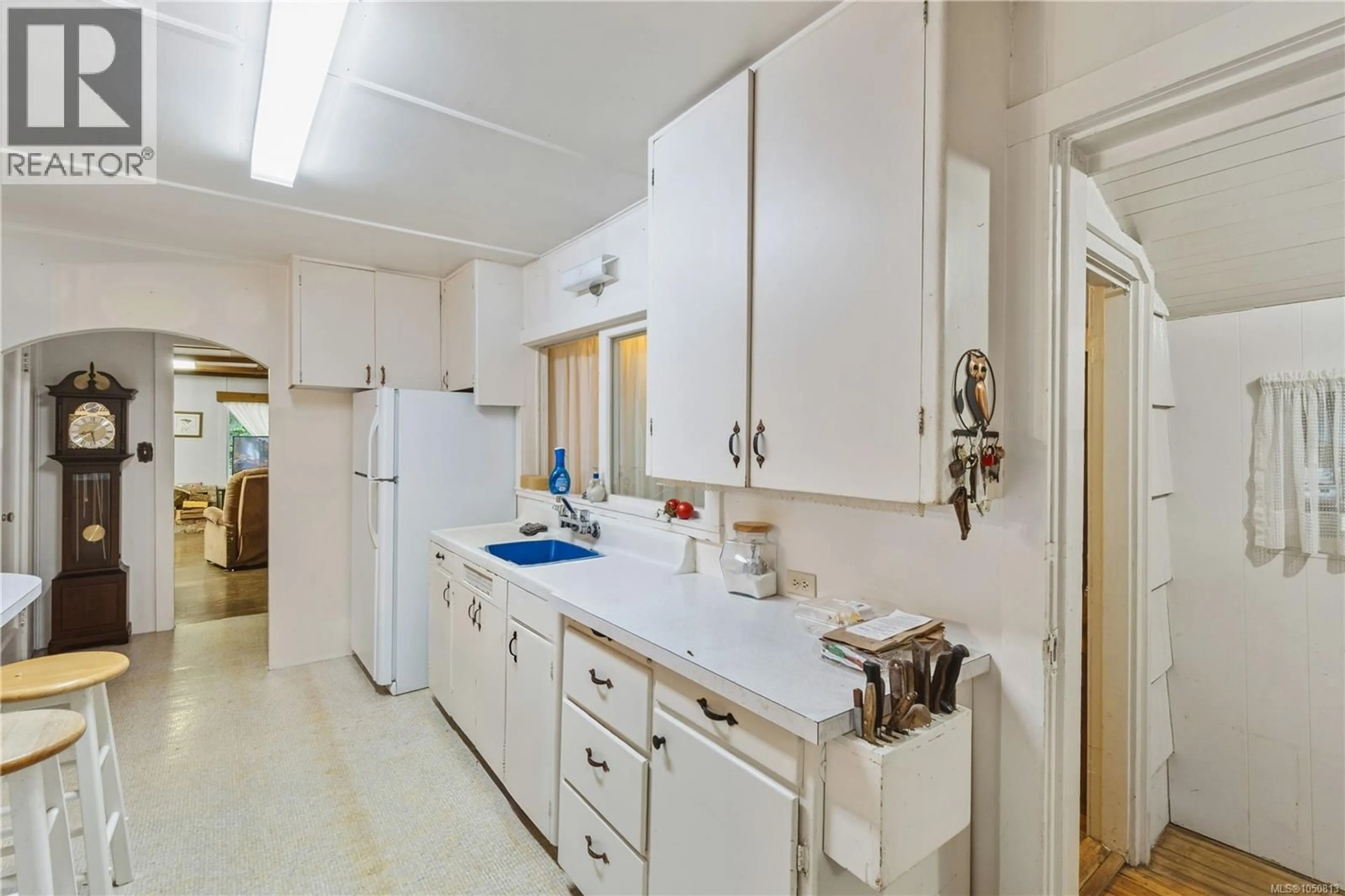 Kitchen with laundary machines, ceramic/tile floor for 6110 ISLAND HIGHWAY WEST, Qualicum Beach British Columbia V9K2E2