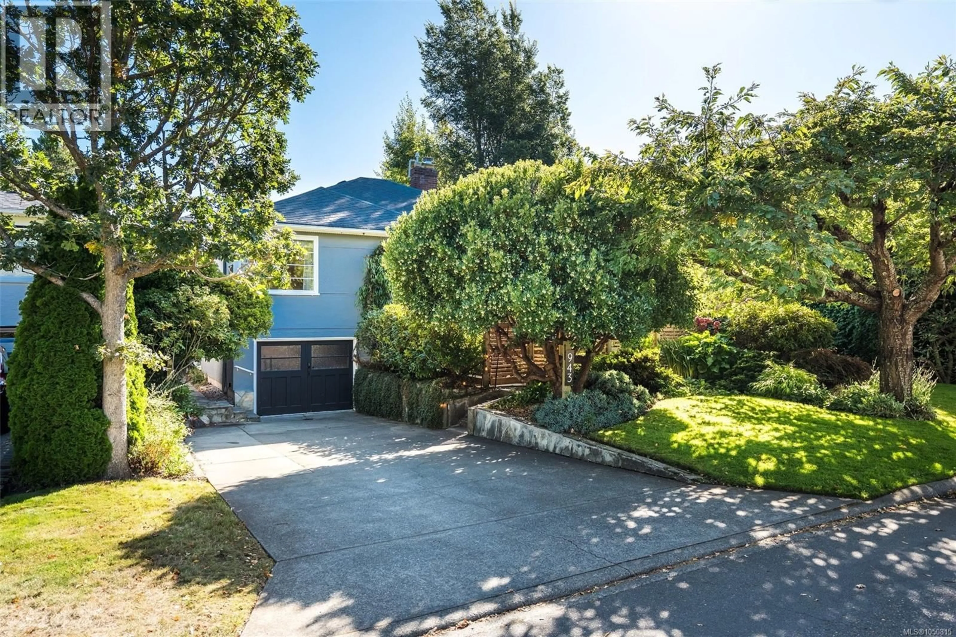 A pic from outside/outdoor area/front of a property/back of a property/a pic from drone, street for 943 LINKLEAS AVENUE, Oak Bay British Columbia V8S5C4
