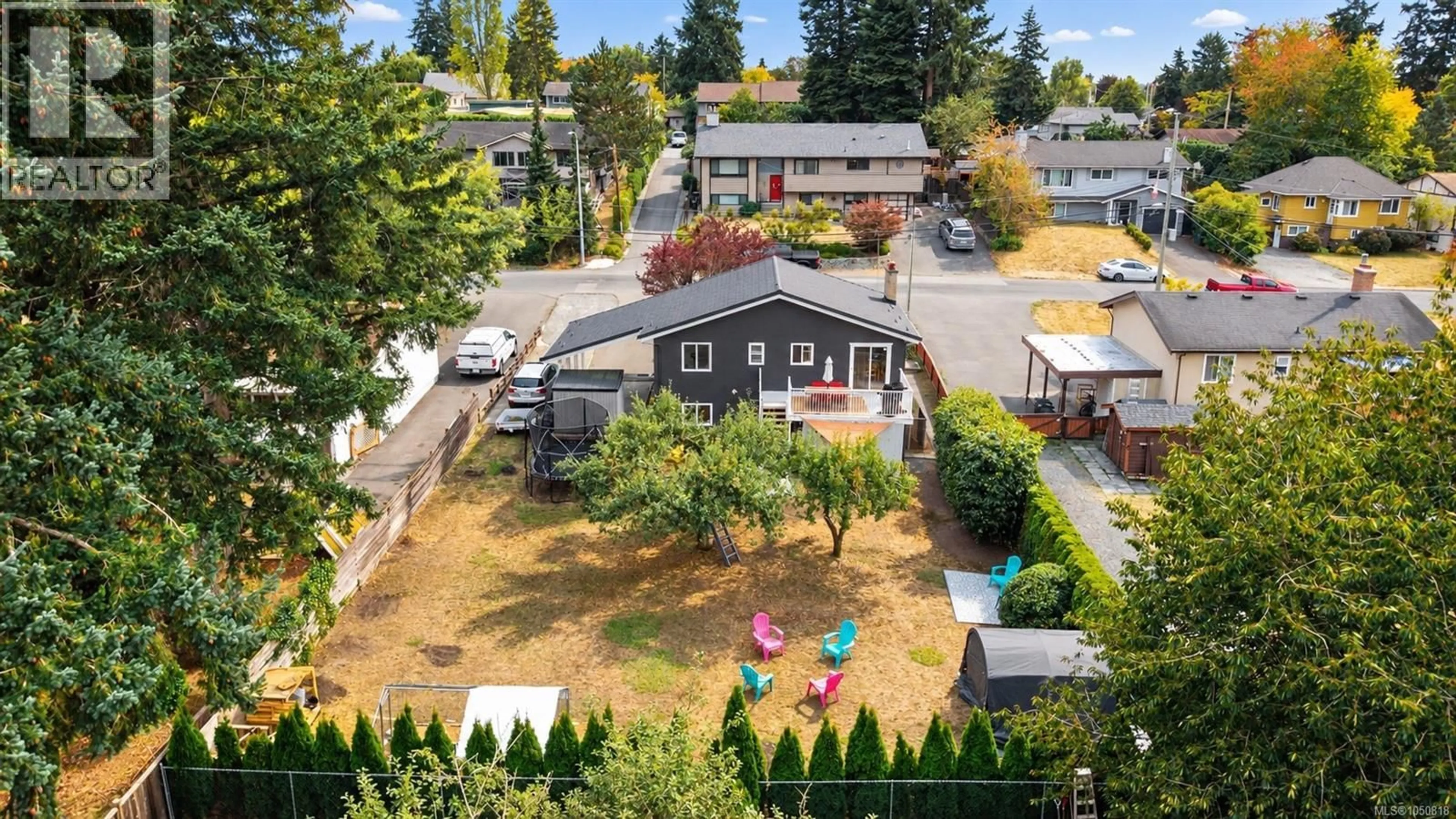 A pic from outside/outdoor area/front of a property/back of a property/a pic from drone, mountain view for 558 KENNETH STREET, Saanich British Columbia V8Z2B7
