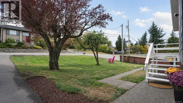 558 KENNETH STREET, Saanich 5