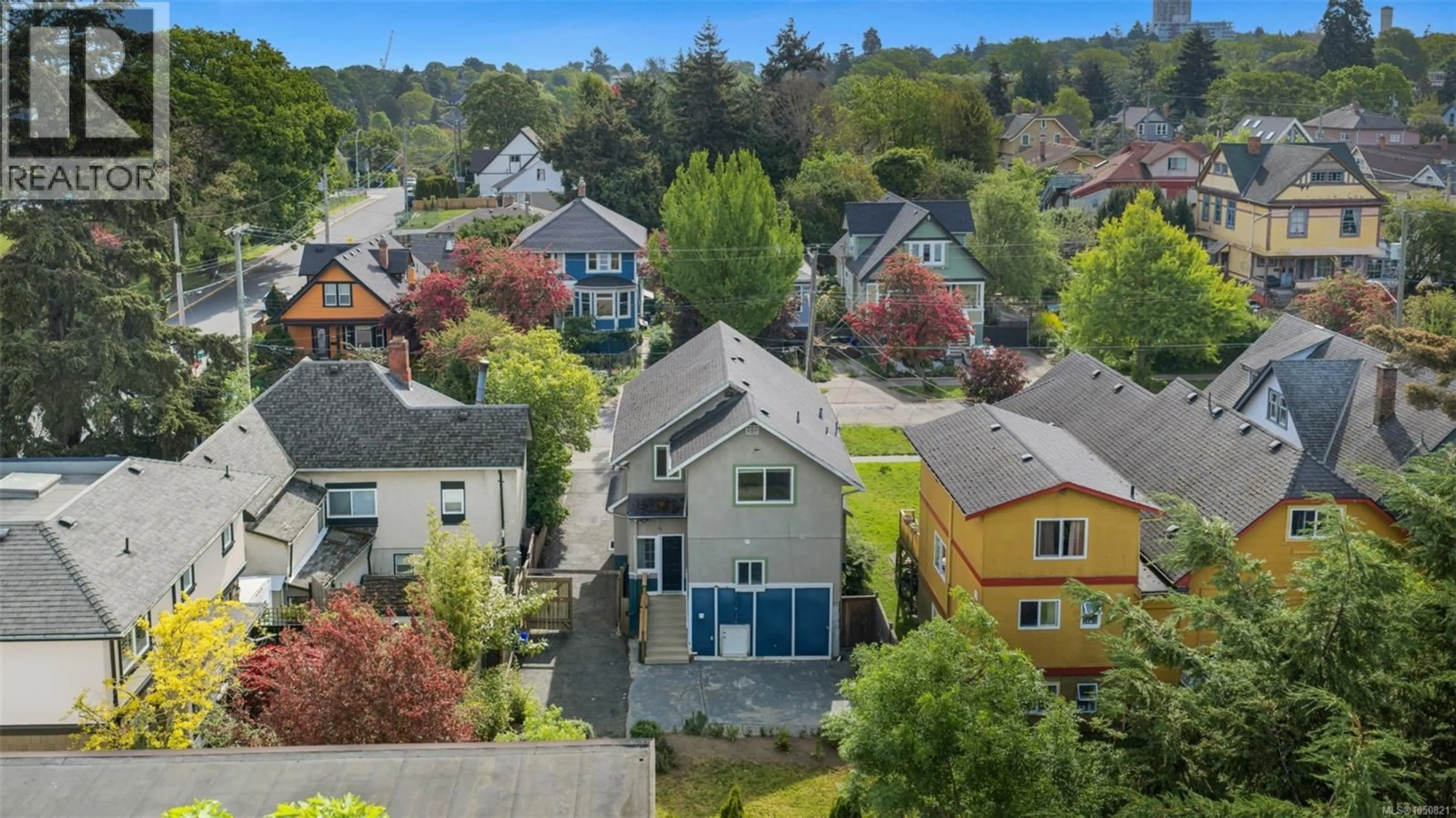 A pic from outside/outdoor area/front of a property/back of a property/a pic from drone, street for 1622 CAMOSUN STREET, Victoria British Columbia V8T3E6