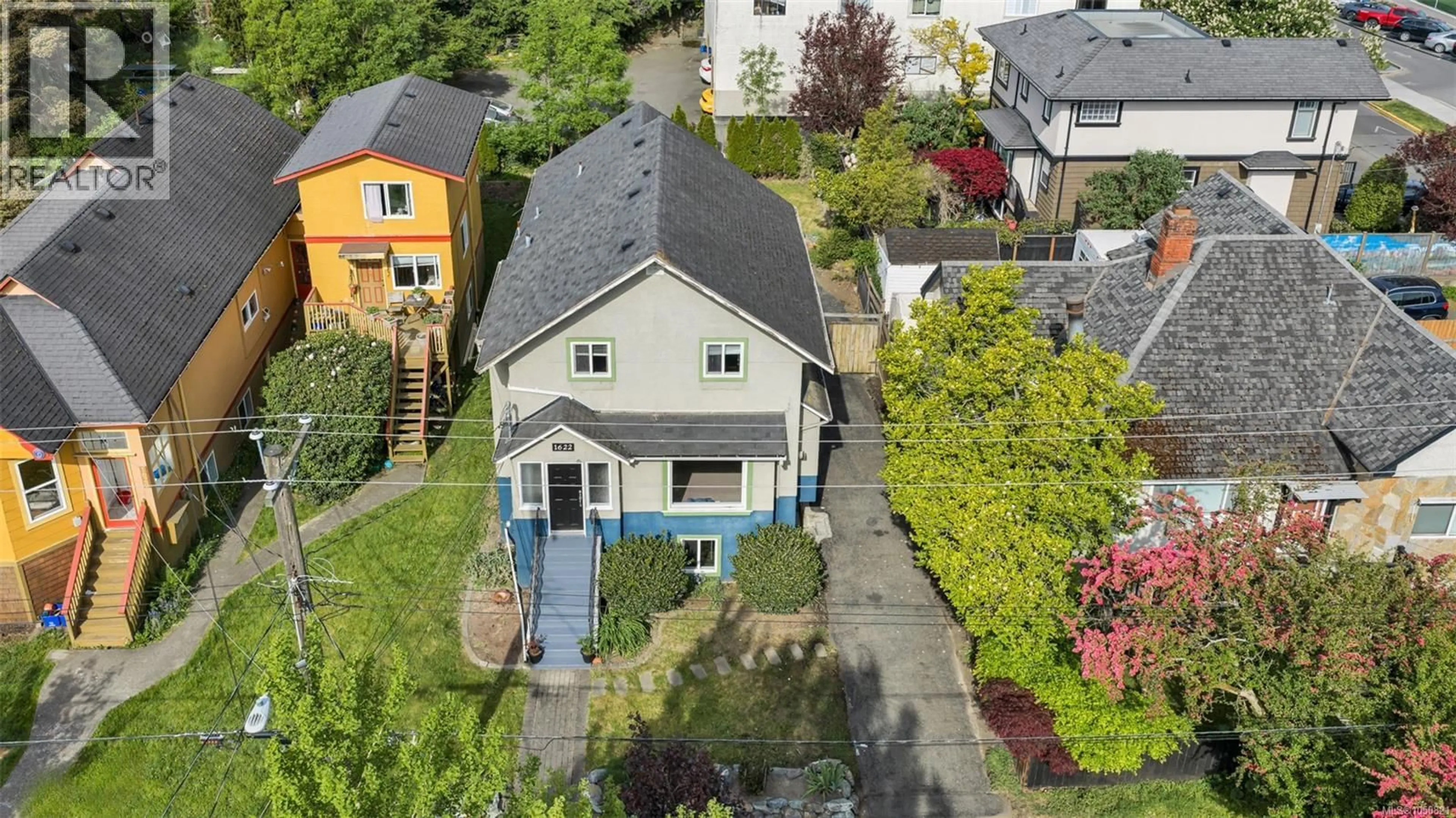 A pic from outside/outdoor area/front of a property/back of a property/a pic from drone, street for 1622 CAMOSUN STREET, Victoria British Columbia V8T3E6