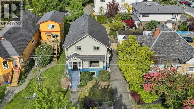 1622 CAMOSUN STREET, Victoria 4