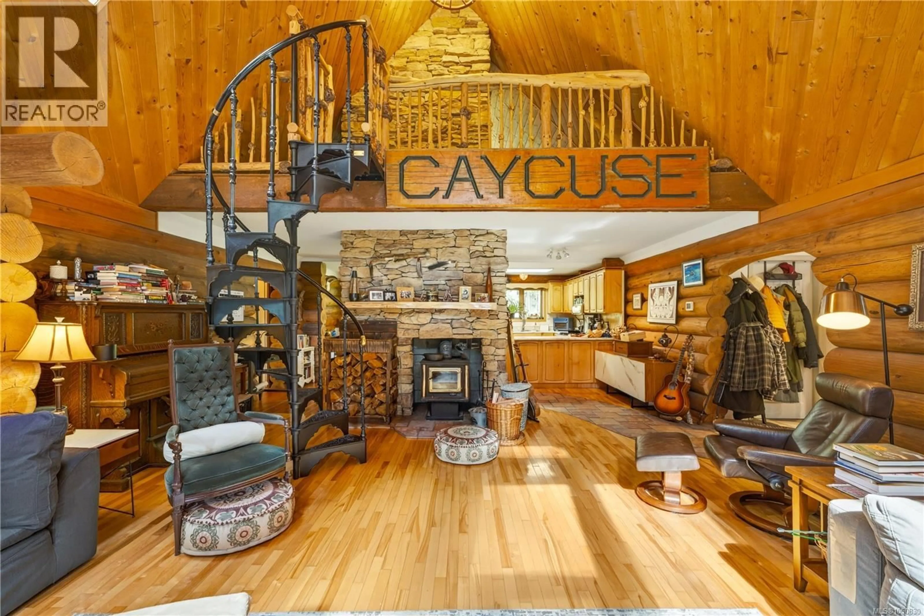 Indoor foyer for 9025 GILGAN STREET, Honeymoon Bay British Columbia V0R3E1