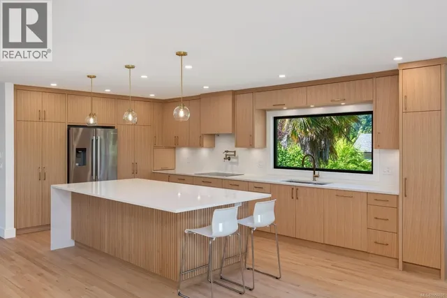 1601 MILEVA LANE, Saanich 2