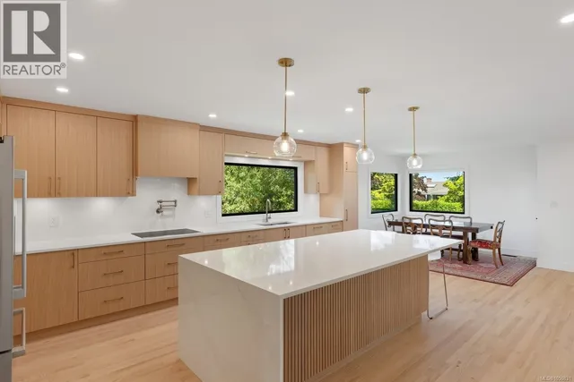 1601 MILEVA LANE, Saanich 3