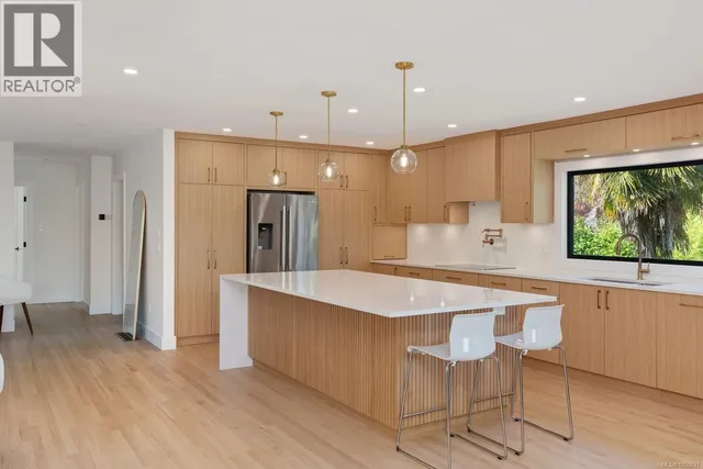 1601 MILEVA LANE, Saanich 5