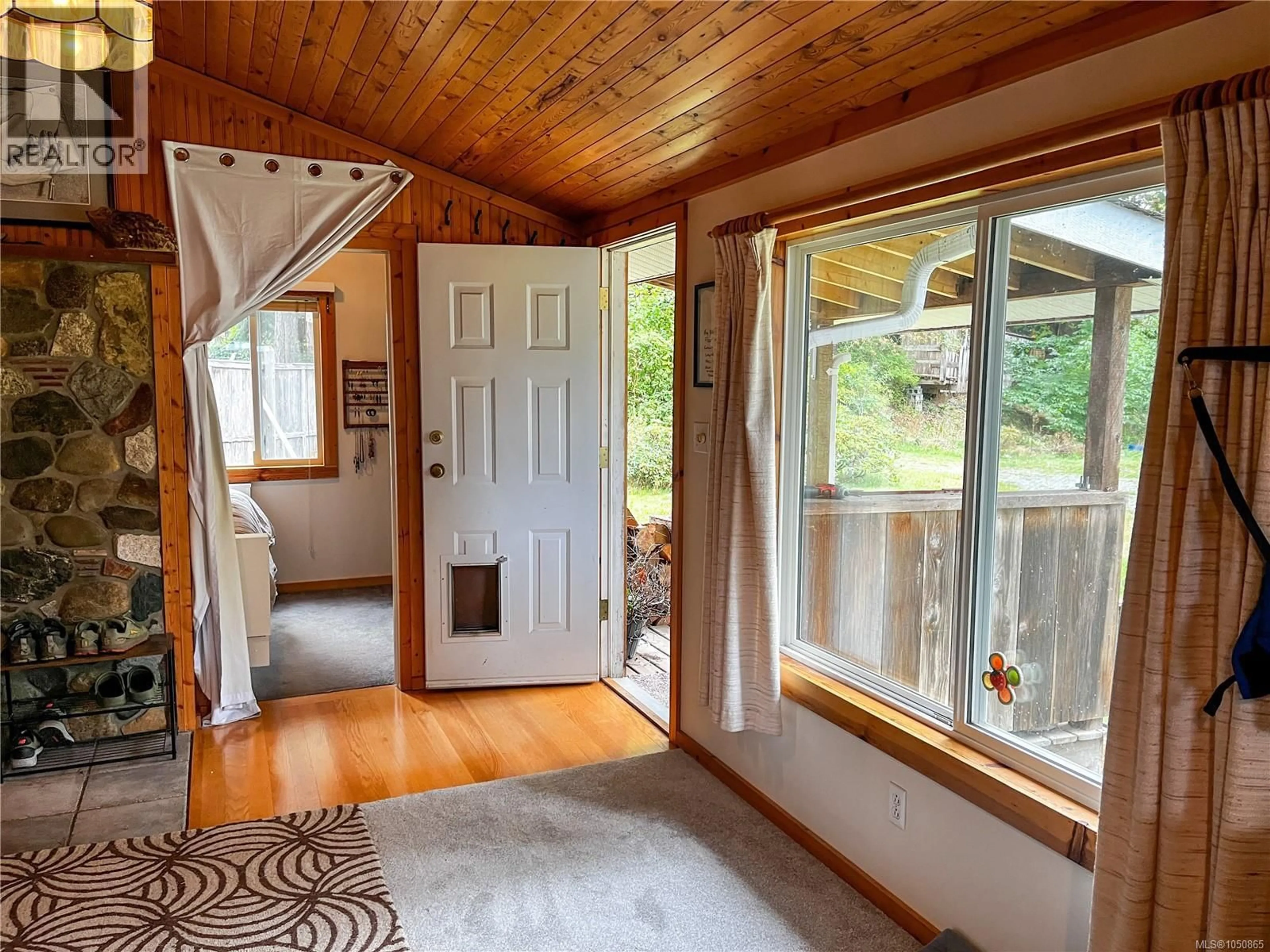 Indoor entryway for 2243 FEARON ROAD, Campbell River British Columbia V9H1C7