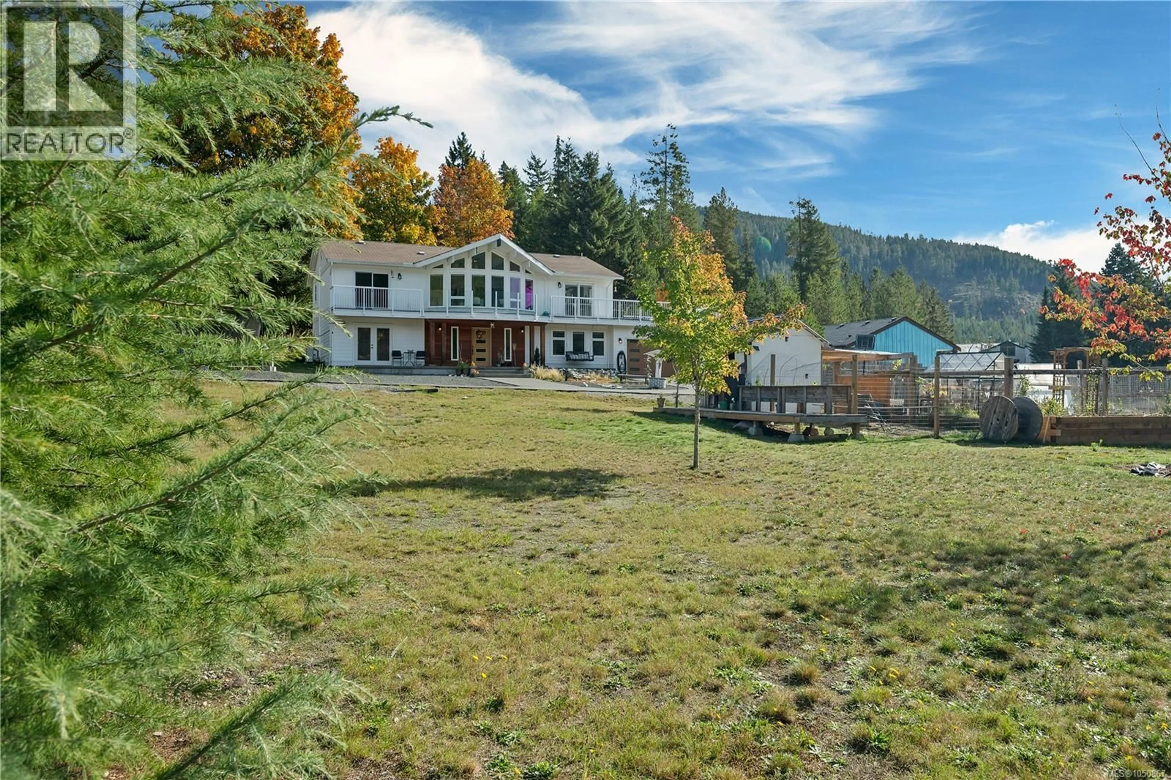 A pic from outside/outdoor area/front of a property/back of a property/a pic from drone, mountain view for 527 BURMAN COURT, Gold River British Columbia V0P1G0