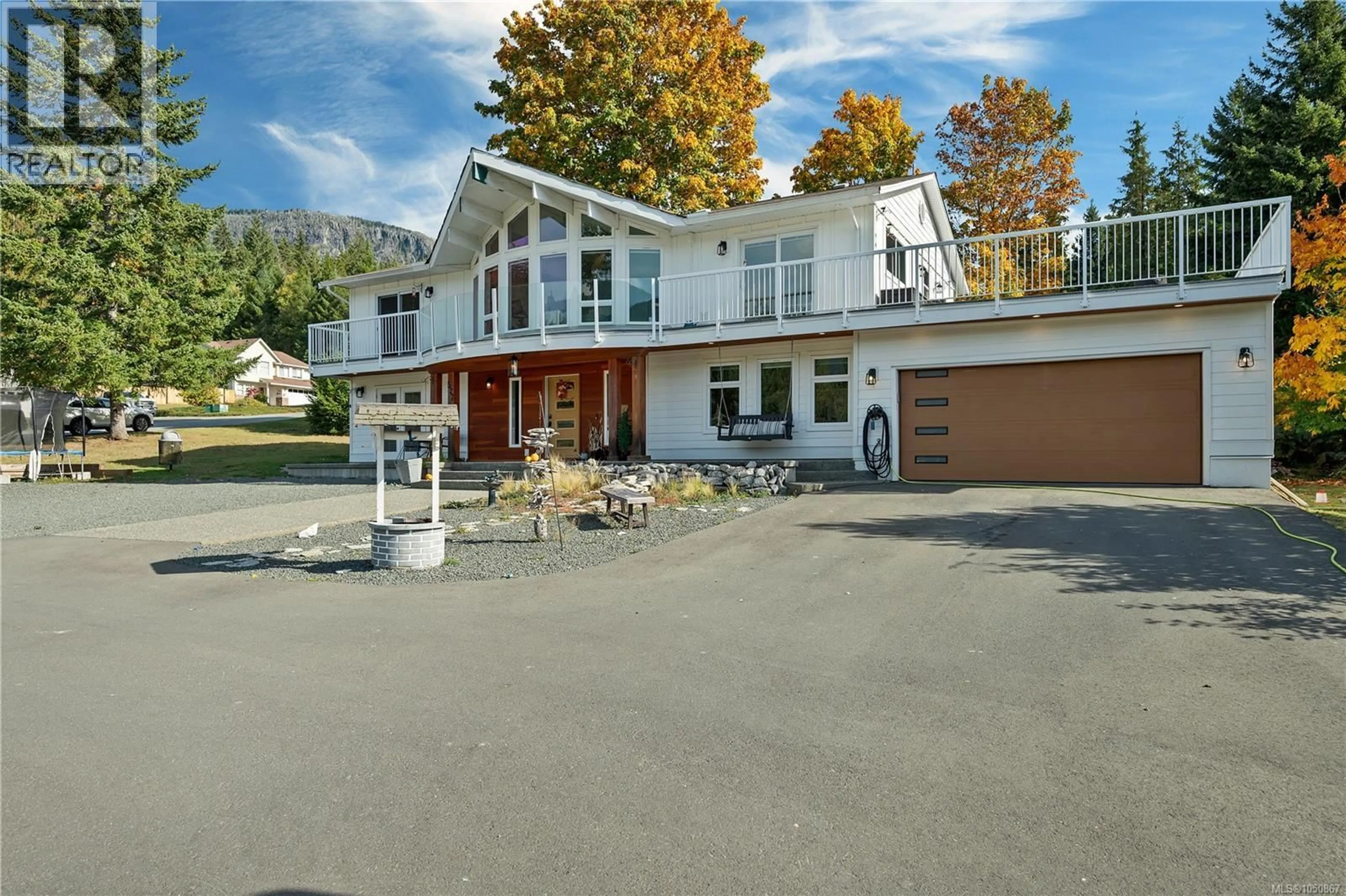 A pic from outside/outdoor area/front of a property/back of a property/a pic from drone, mountain view for 527 BURMAN COURT, Gold River British Columbia V0P1G0