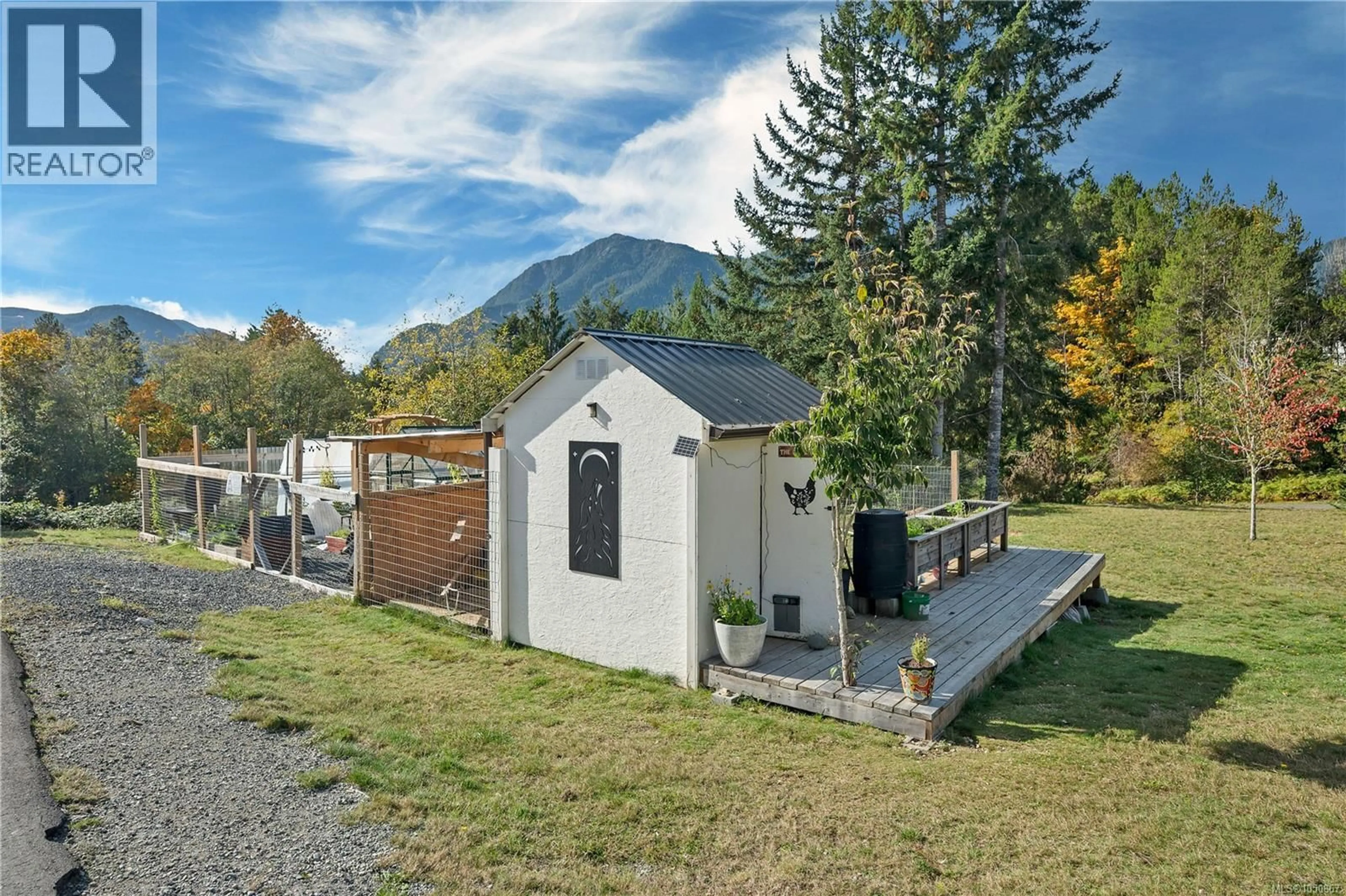 A pic from outside/outdoor area/front of a property/back of a property/a pic from drone, mountain view for 527 BURMAN COURT, Gold River British Columbia V0P1G0