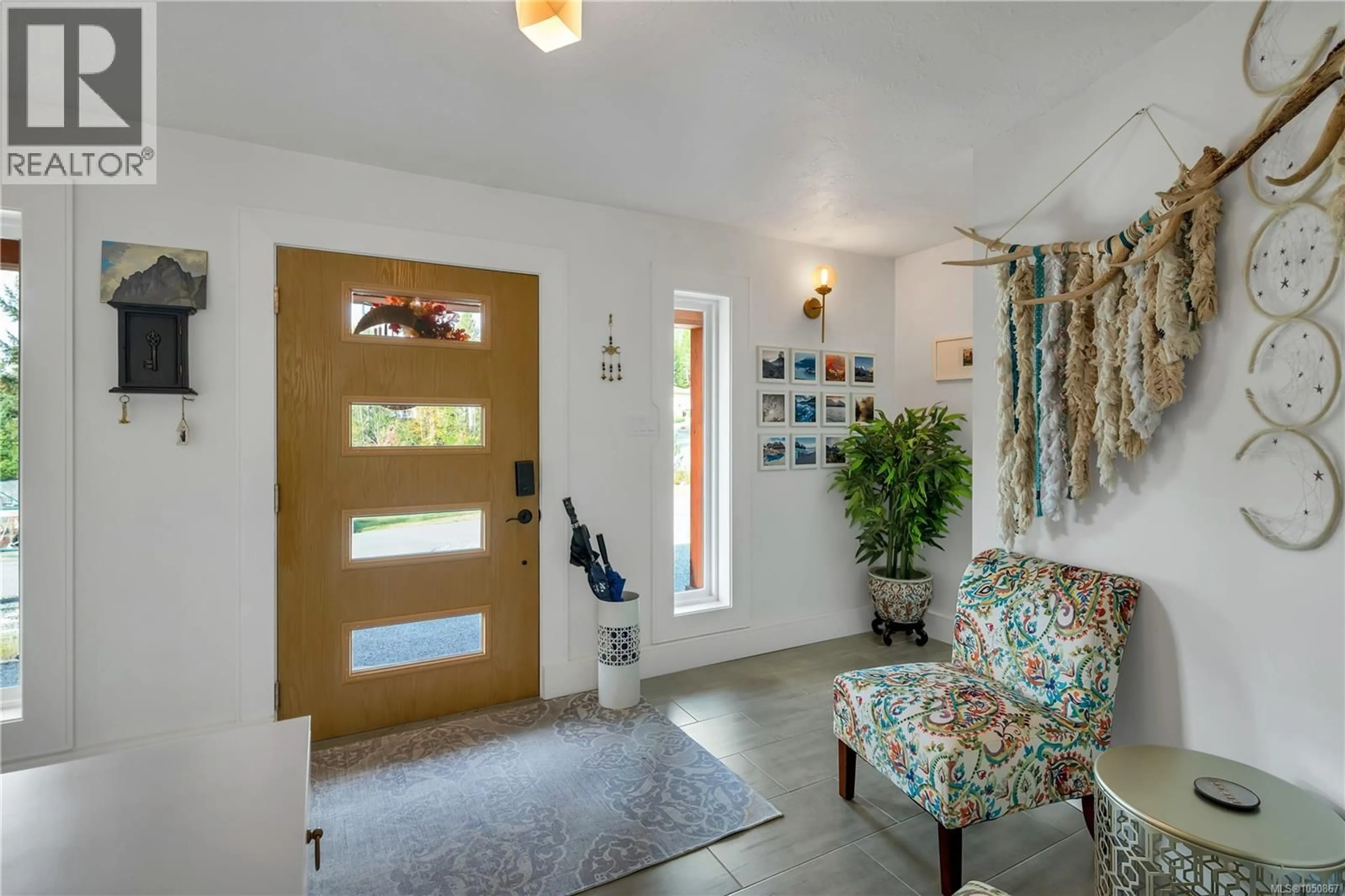 Indoor entryway for 527 BURMAN COURT, Gold River British Columbia V0P1G0