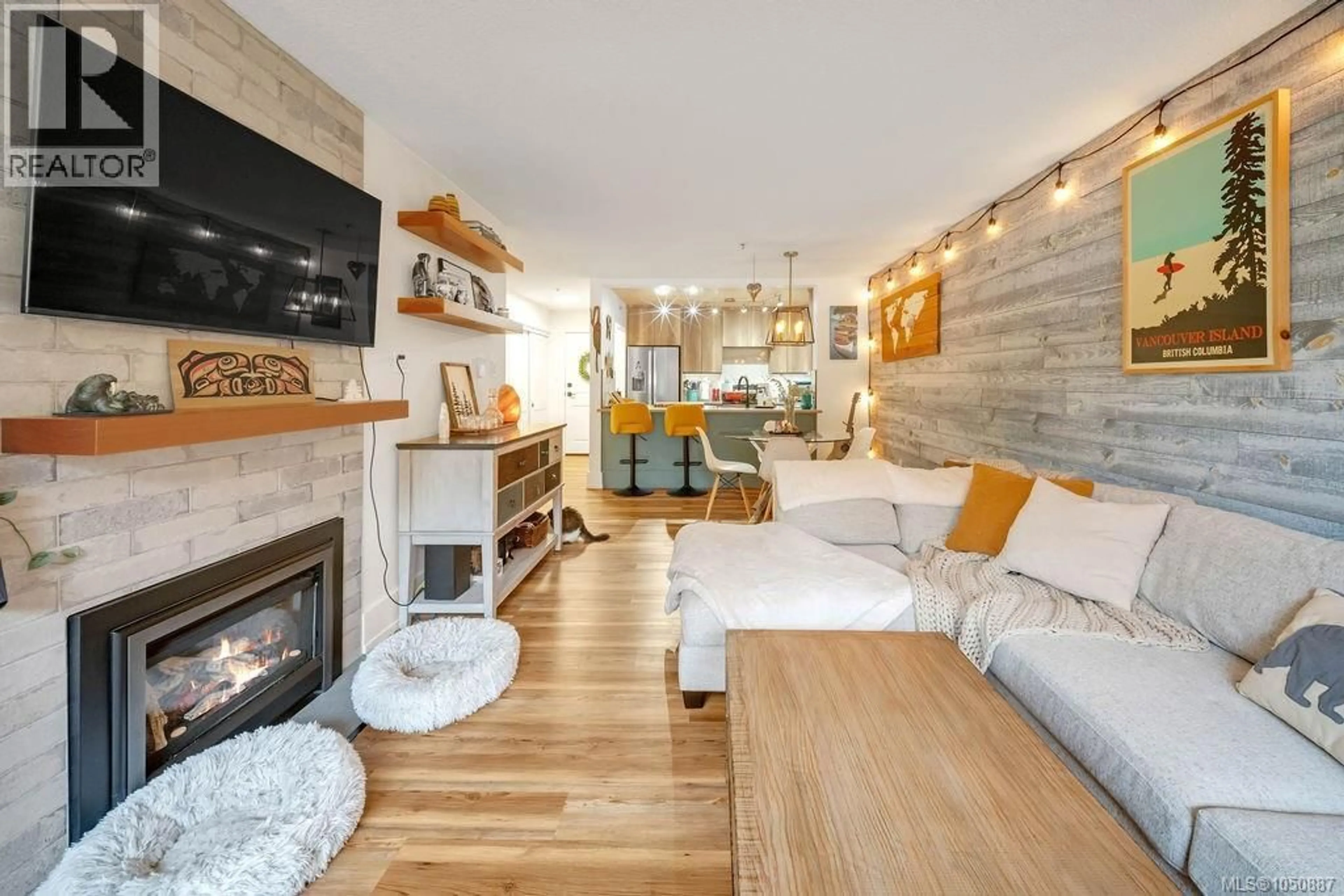 Living room with furniture, wood/laminate floor for 103 - 1685 ESTEVAN ROAD, Nanaimo British Columbia V9S5V9
