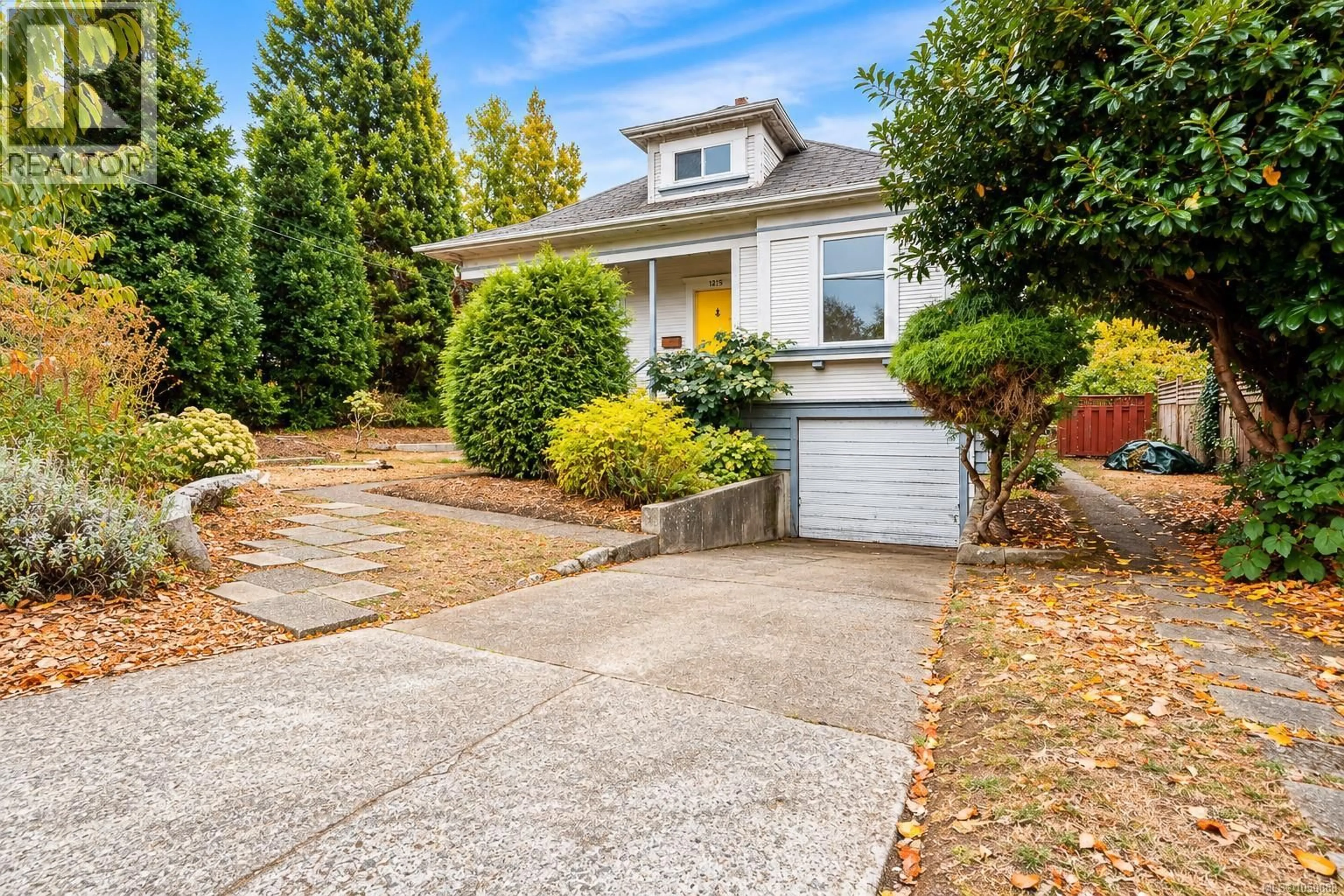 Home with vinyl exterior material, street for 1215 QUEENS AVENUE, Victoria British Columbia V8T1N1