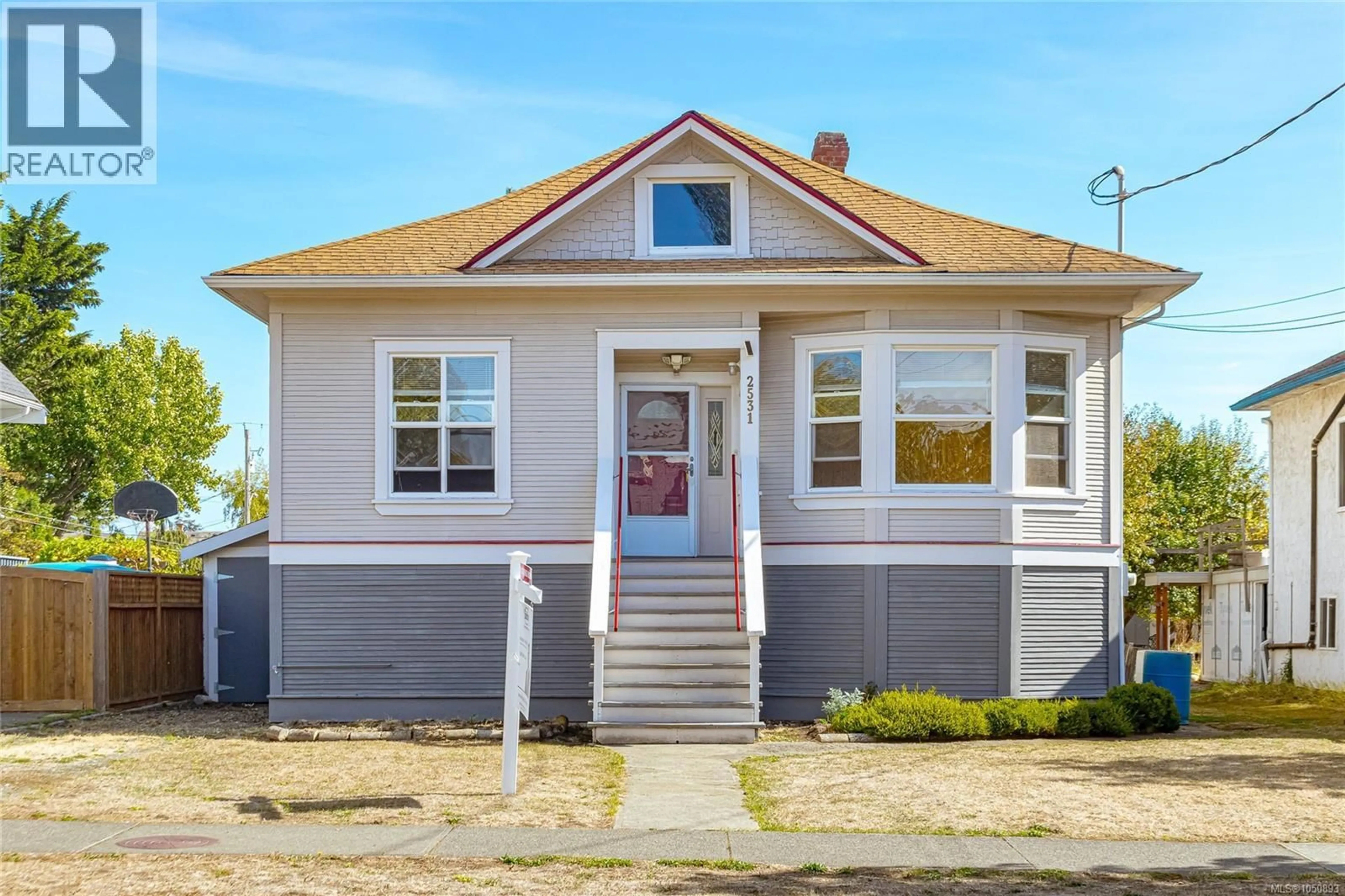 Home with vinyl exterior material, street for 2531 FERNWOOD ROAD, Victoria British Columbia V8T2Z8