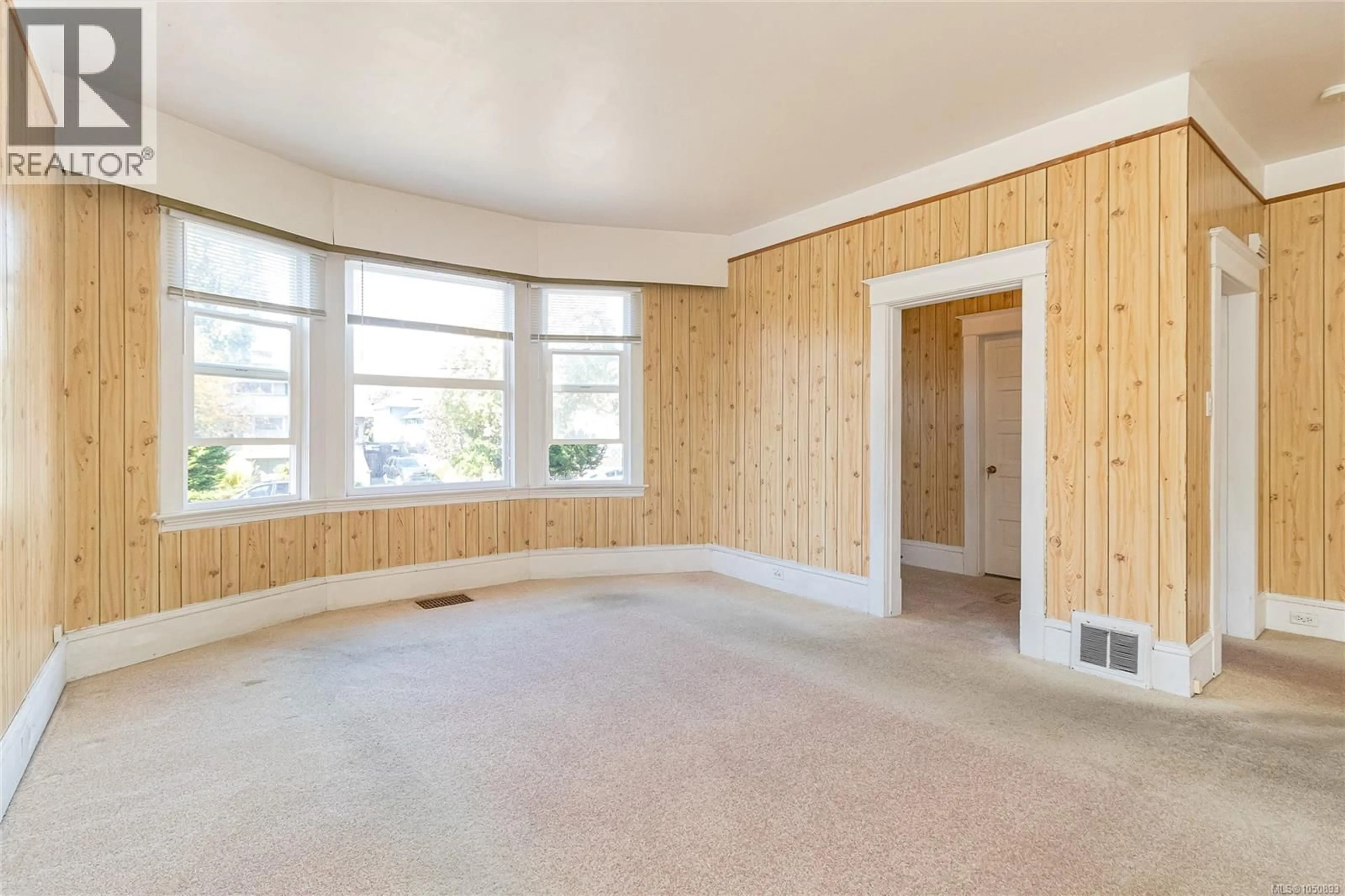 A pic of a room for 2531 FERNWOOD ROAD, Victoria British Columbia V8T2Z8
