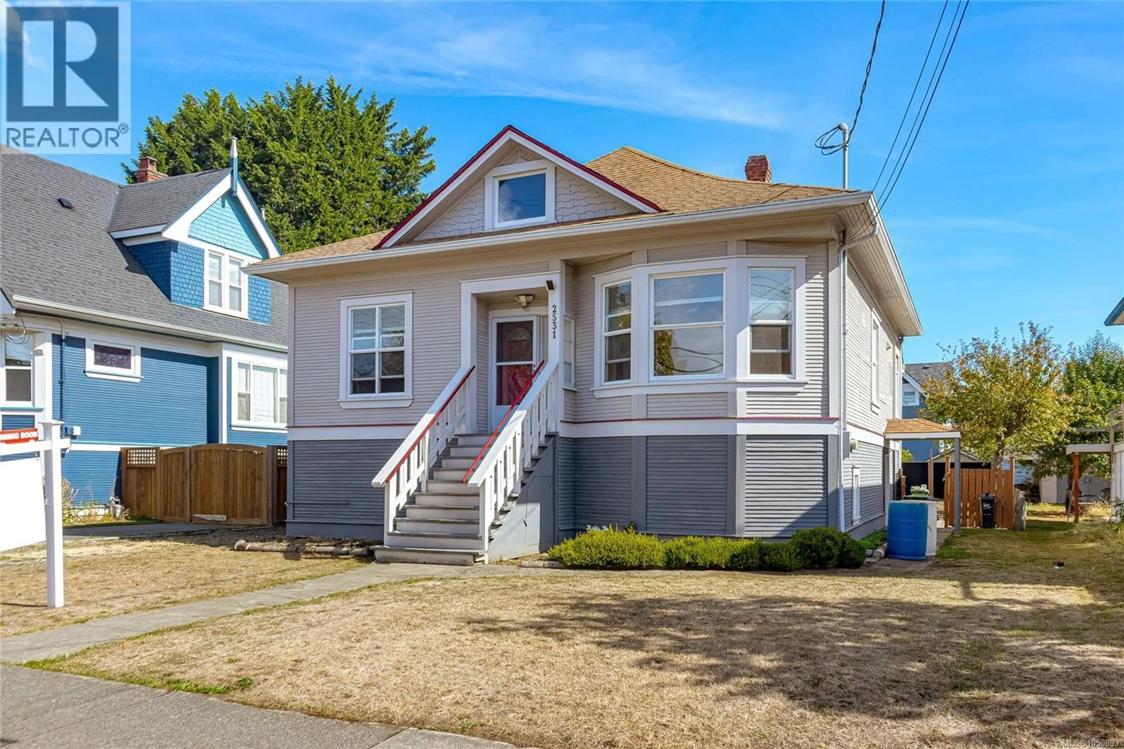 Home with vinyl exterior material, street for 2531 FERNWOOD ROAD, Victoria British Columbia V8T2Z8