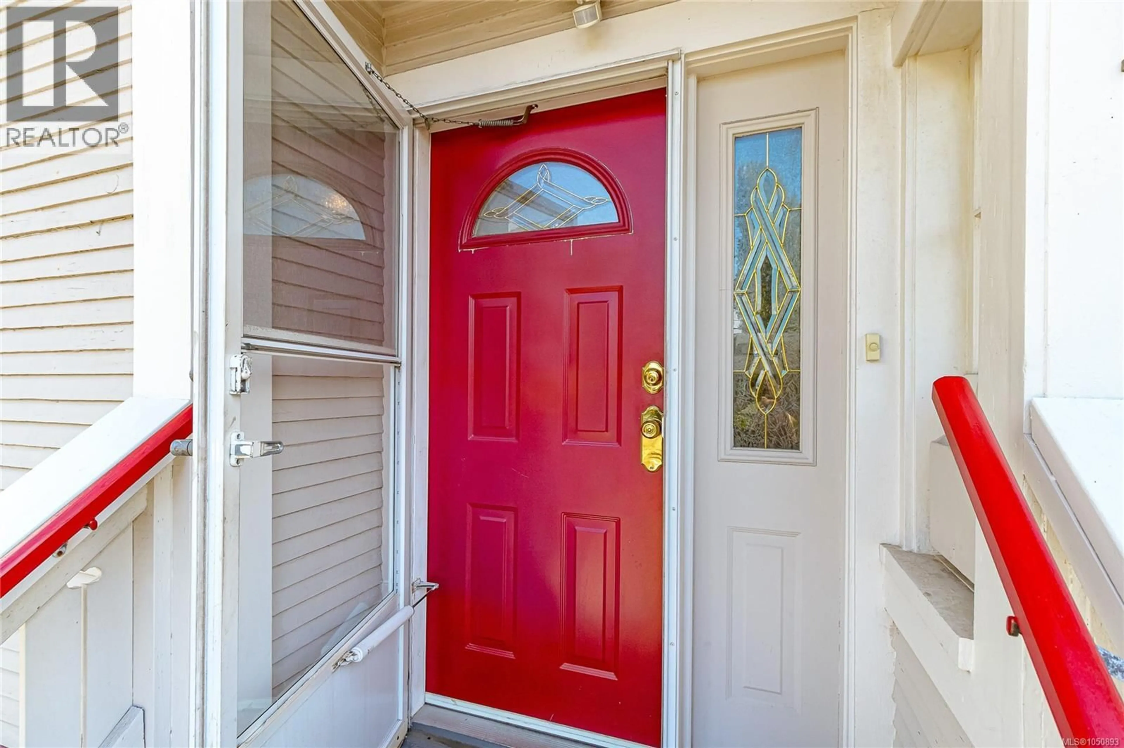 Indoor entryway for 2531 FERNWOOD ROAD, Victoria British Columbia V8T2Z8
