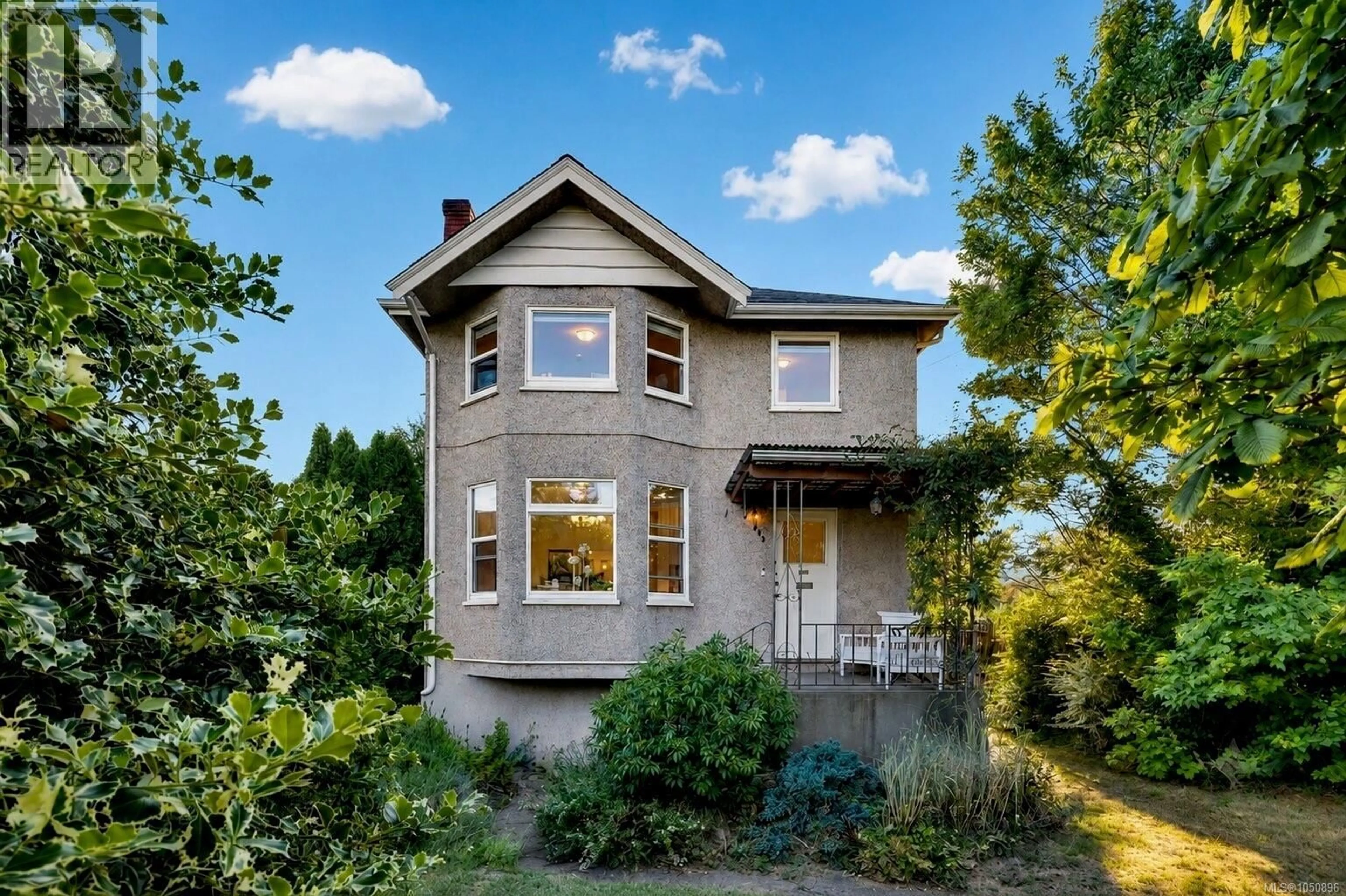 Home with vinyl exterior material, unknown for 2726 PRIOR STREET, Victoria British Columbia V8T3Y1