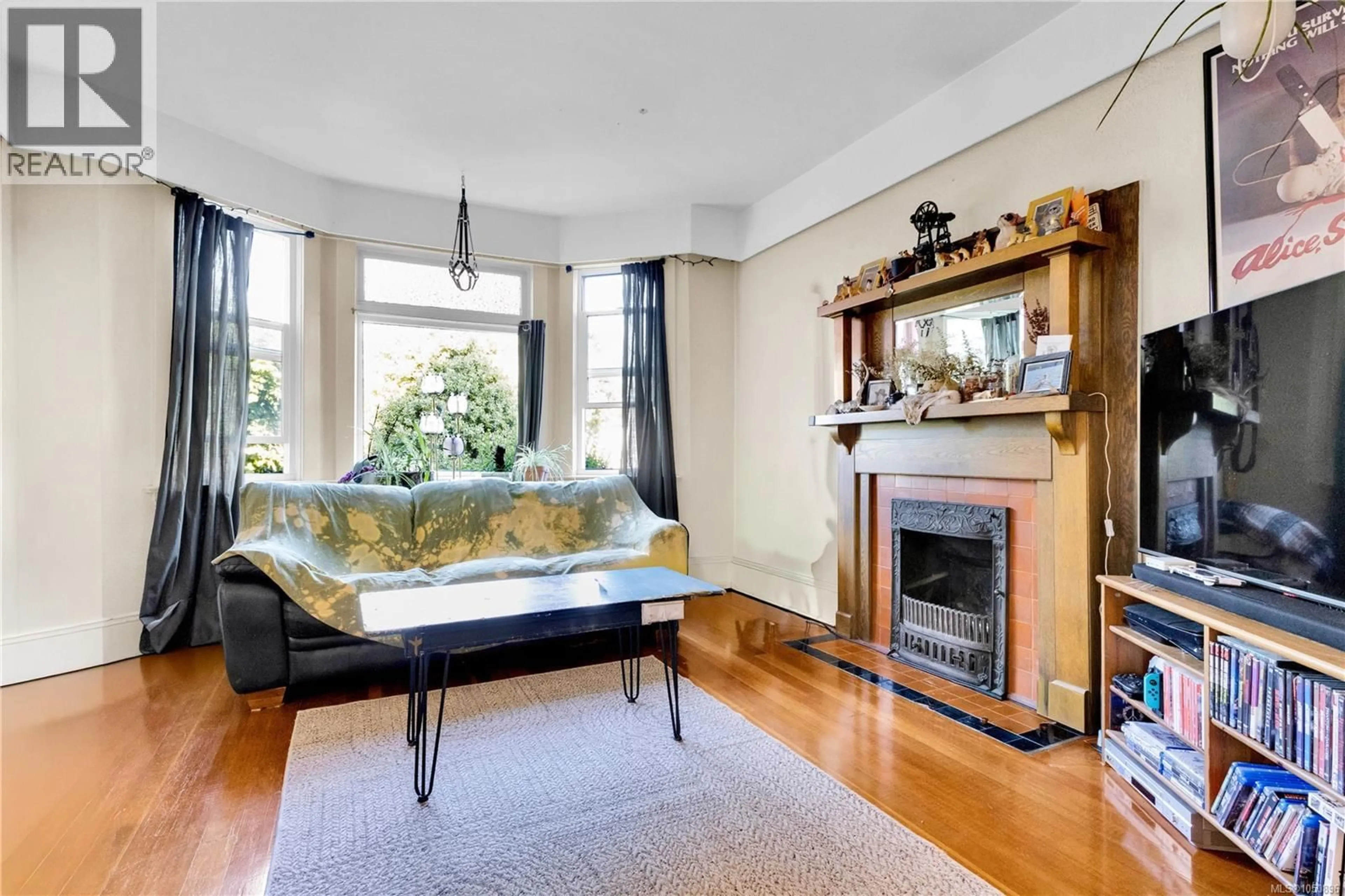 Living room with furniture, unknown for 2726 PRIOR STREET, Victoria British Columbia V8T3Y1