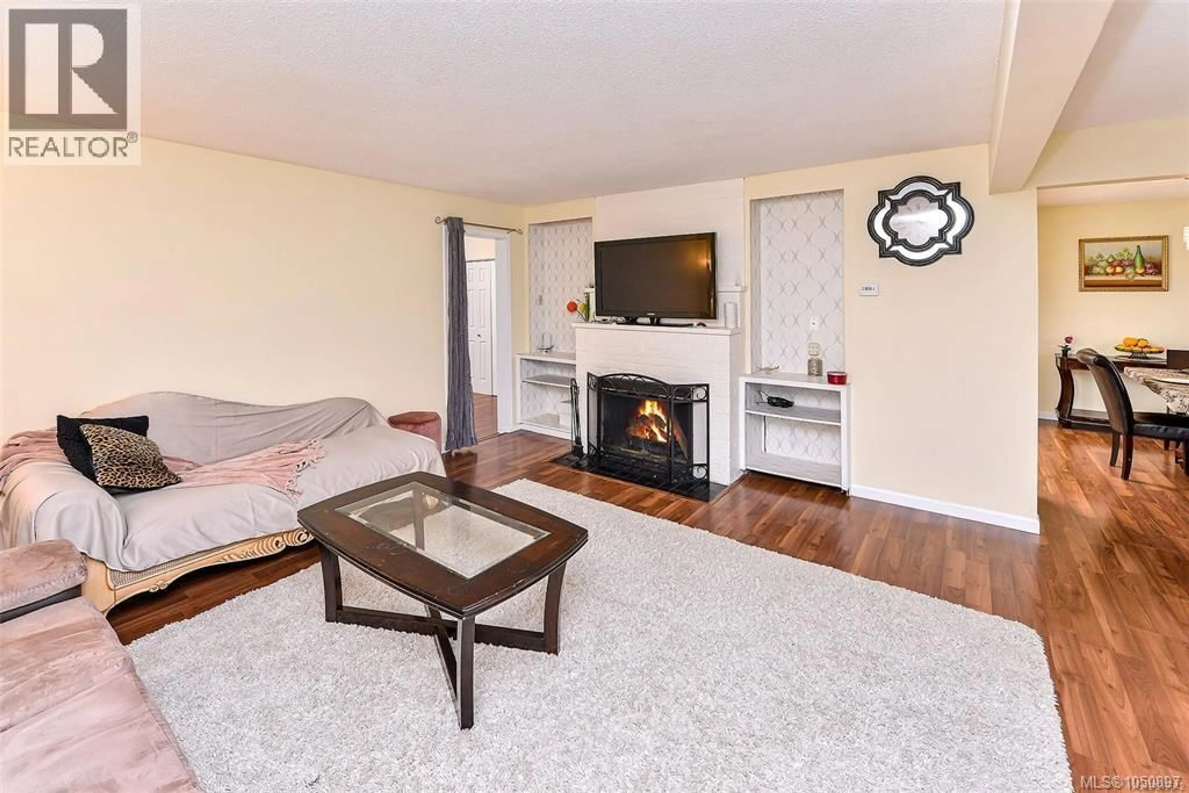 Living room with furniture, wood/laminate floor for 4589 SCARBOROUGH ROAD, Saanich British Columbia V8Z5N6
