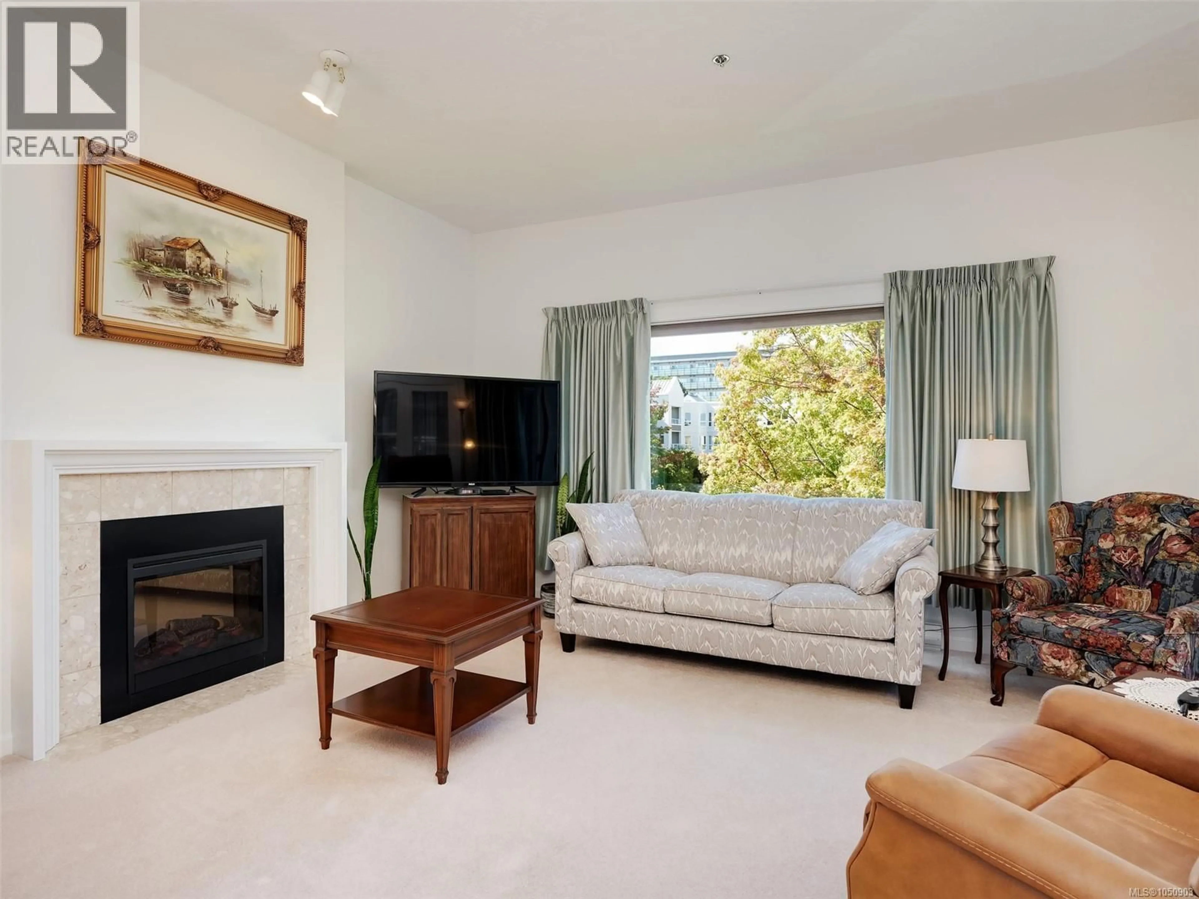 Living room with furniture, unknown for 325 - 3969 SHELBOURNE STREET, Saanich British Columbia V8N3E1