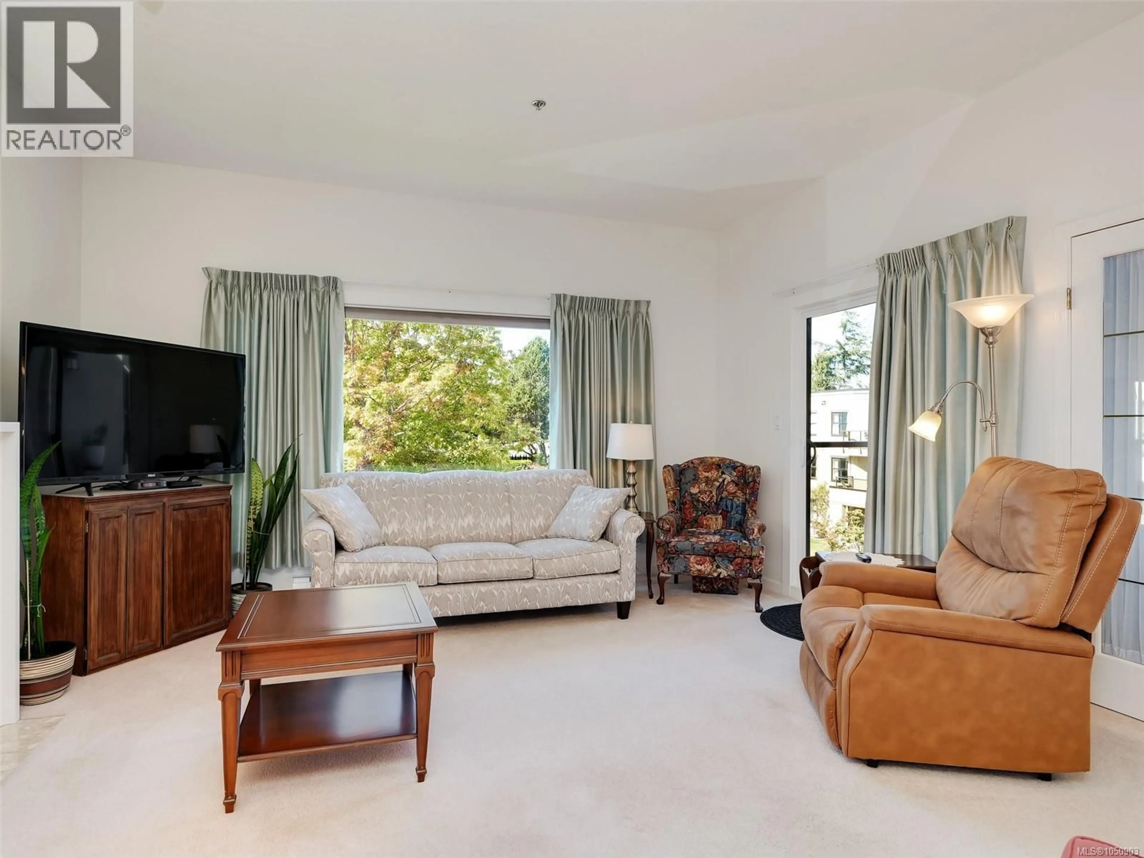 Living room with furniture, unknown for 325 - 3969 SHELBOURNE STREET, Saanich British Columbia V8N3E1