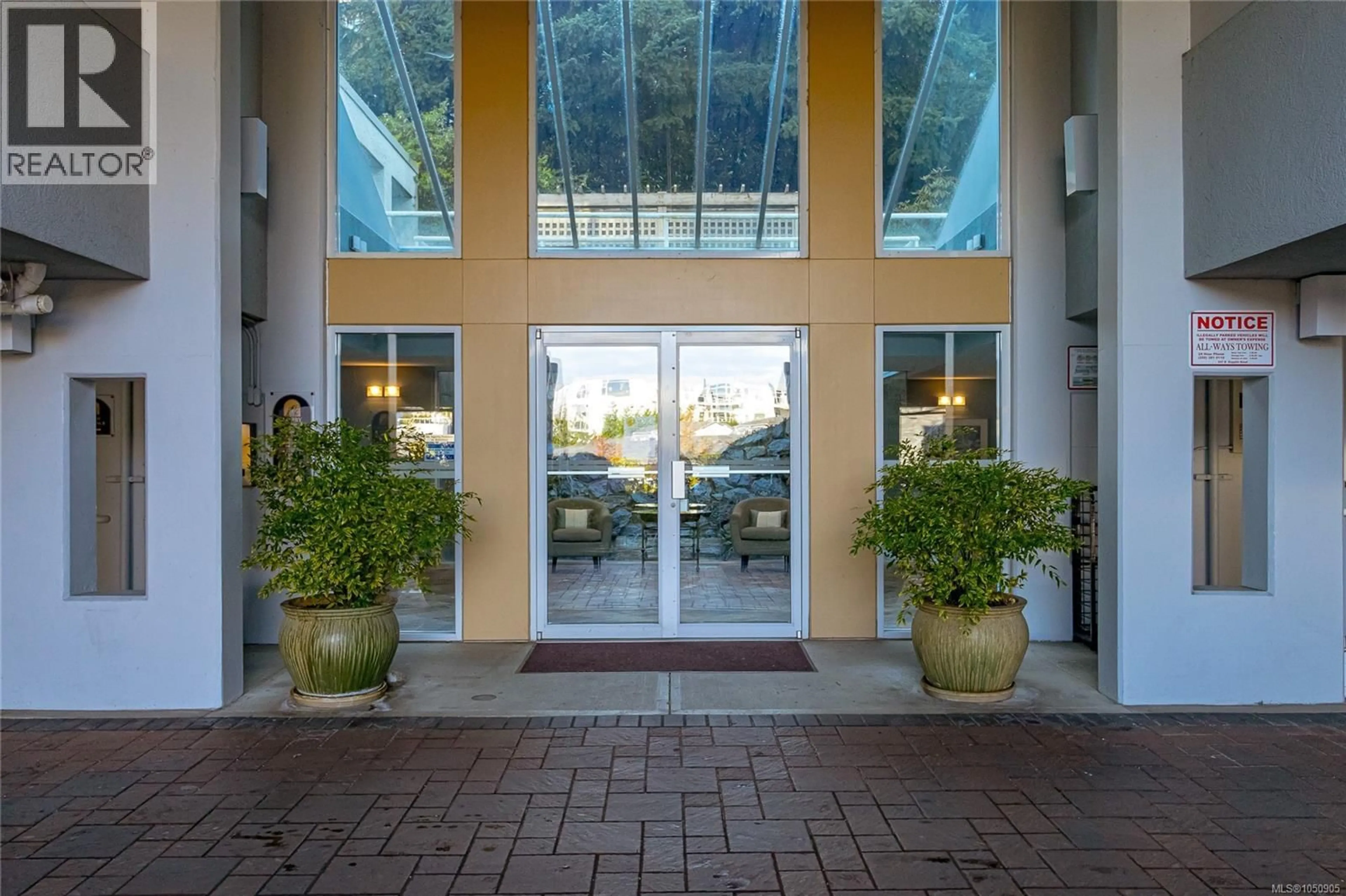 Indoor foyer for 501 - 5110 CORDOVA BAY ROAD, Saanich British Columbia V8Y2K5