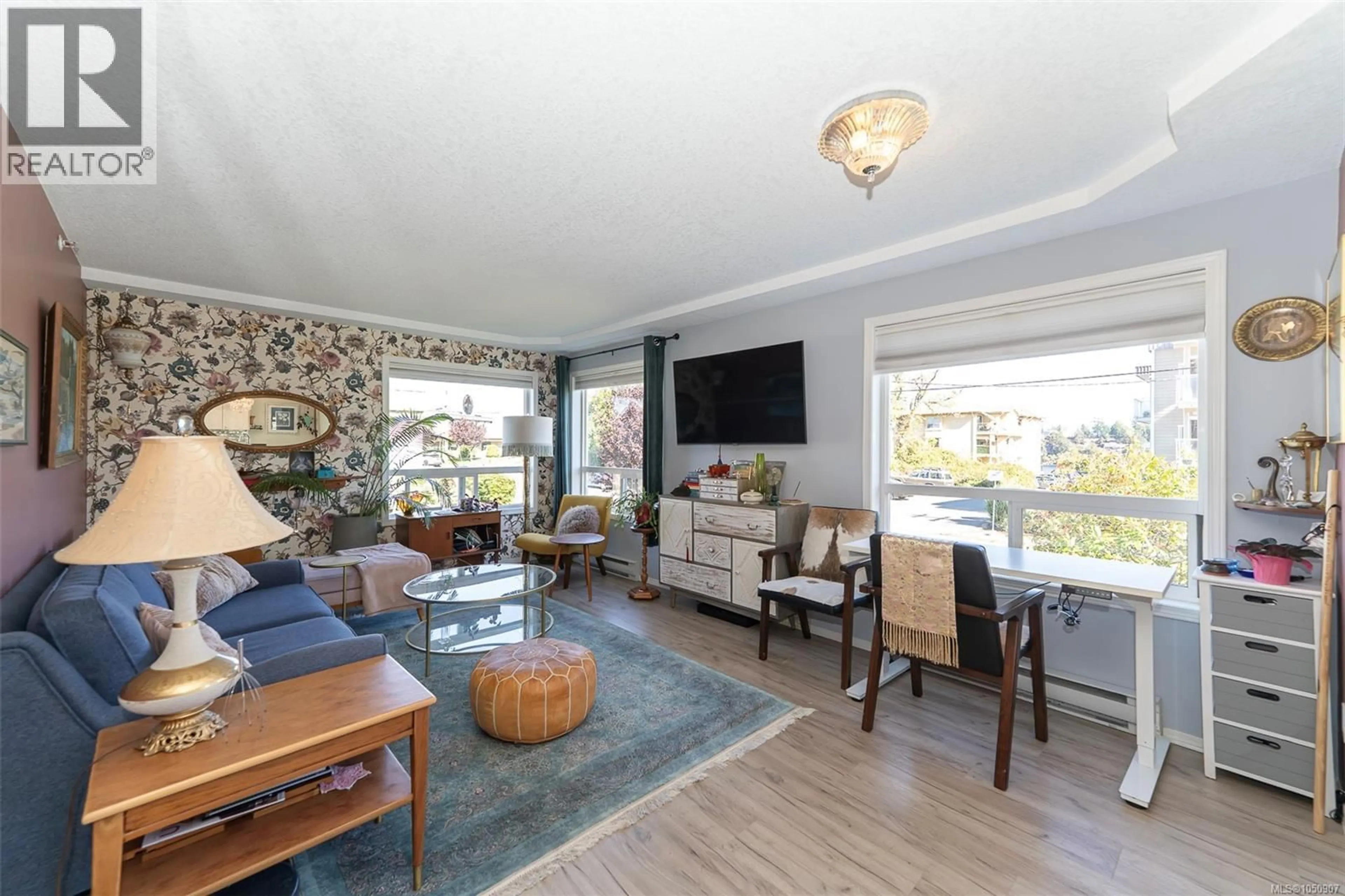 Living room with furniture, wood/laminate floor for 201 - 9876 ESPLANADE STREET, Chemainus British Columbia V0R1K2