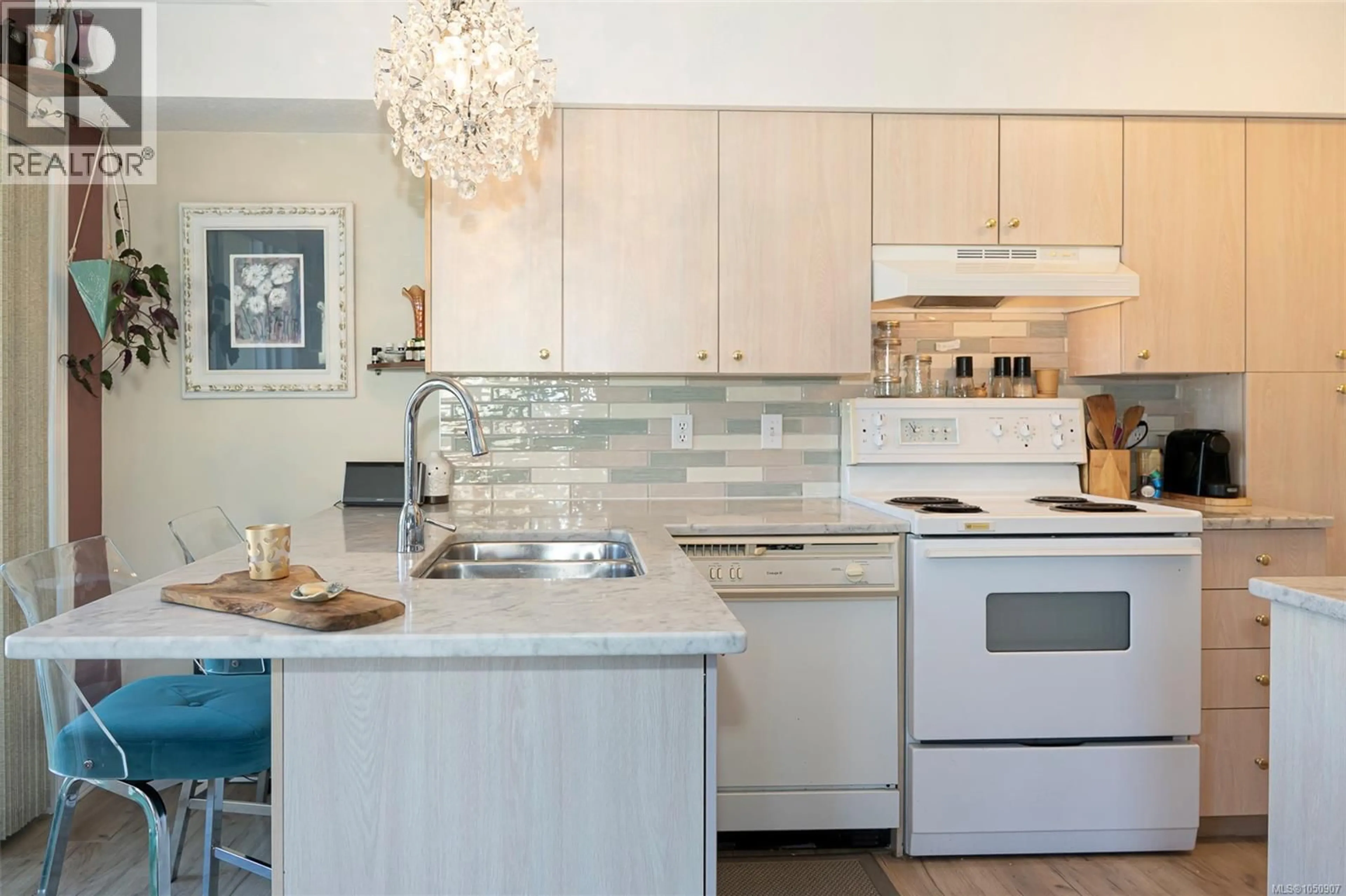 Open concept kitchen, ceramic/tile floor for 201 - 9876 ESPLANADE STREET, Chemainus British Columbia V0R1K2