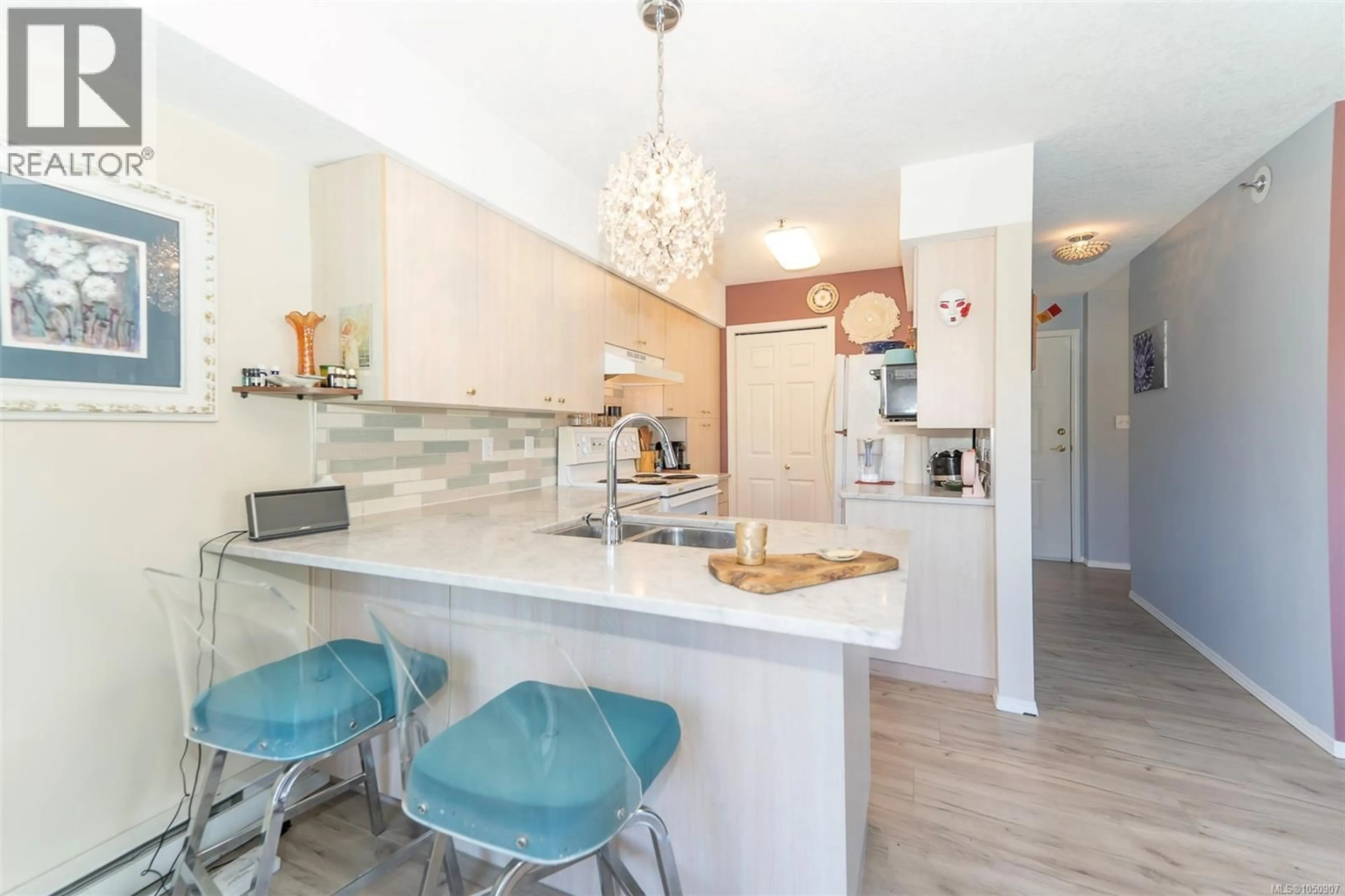 Open concept kitchen, ceramic/tile floor for 201 - 9876 ESPLANADE STREET, Chemainus British Columbia V0R1K2