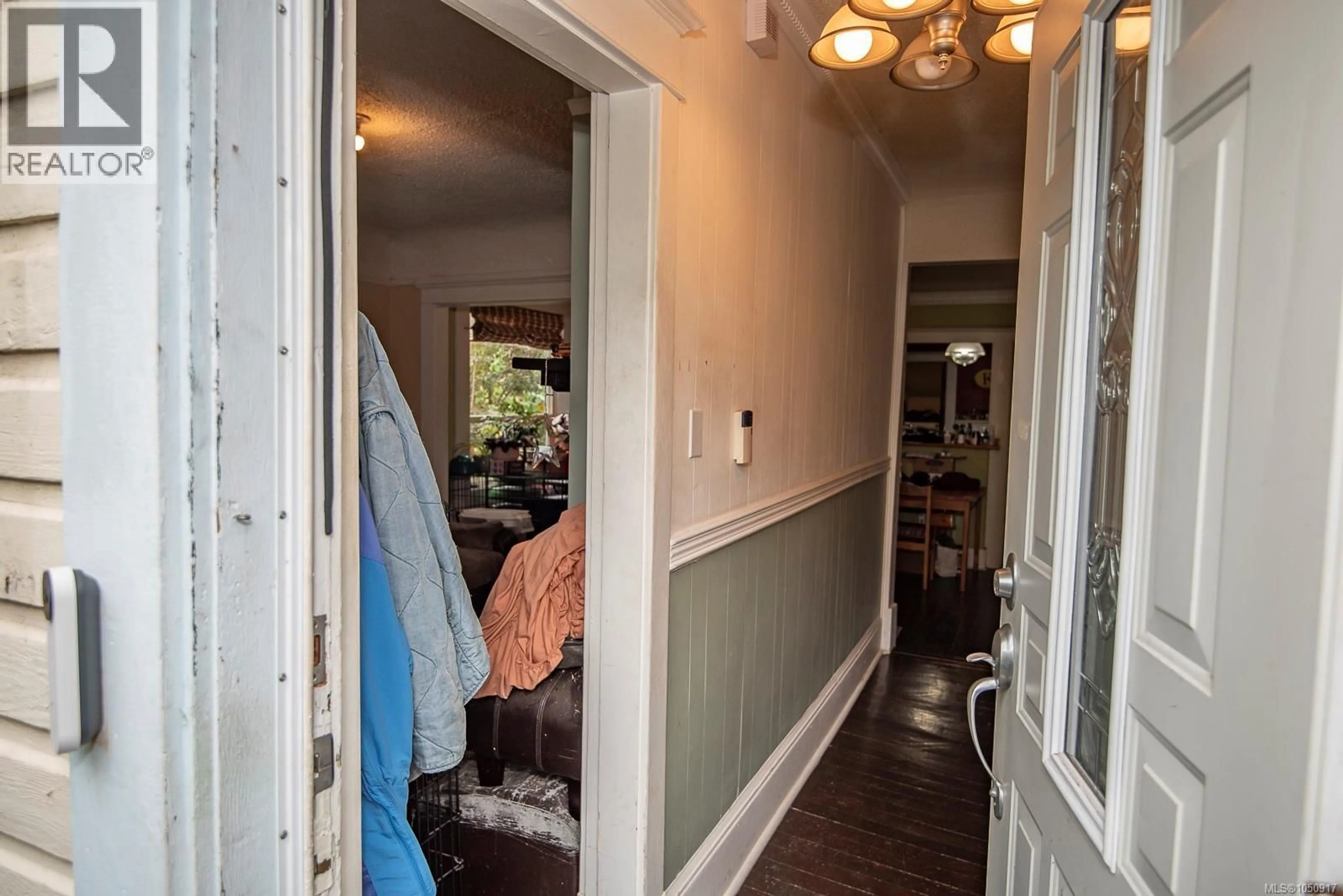 Indoor entryway for 3814 ROWLAND AVENUE, Saanich British Columbia V8Z1X7