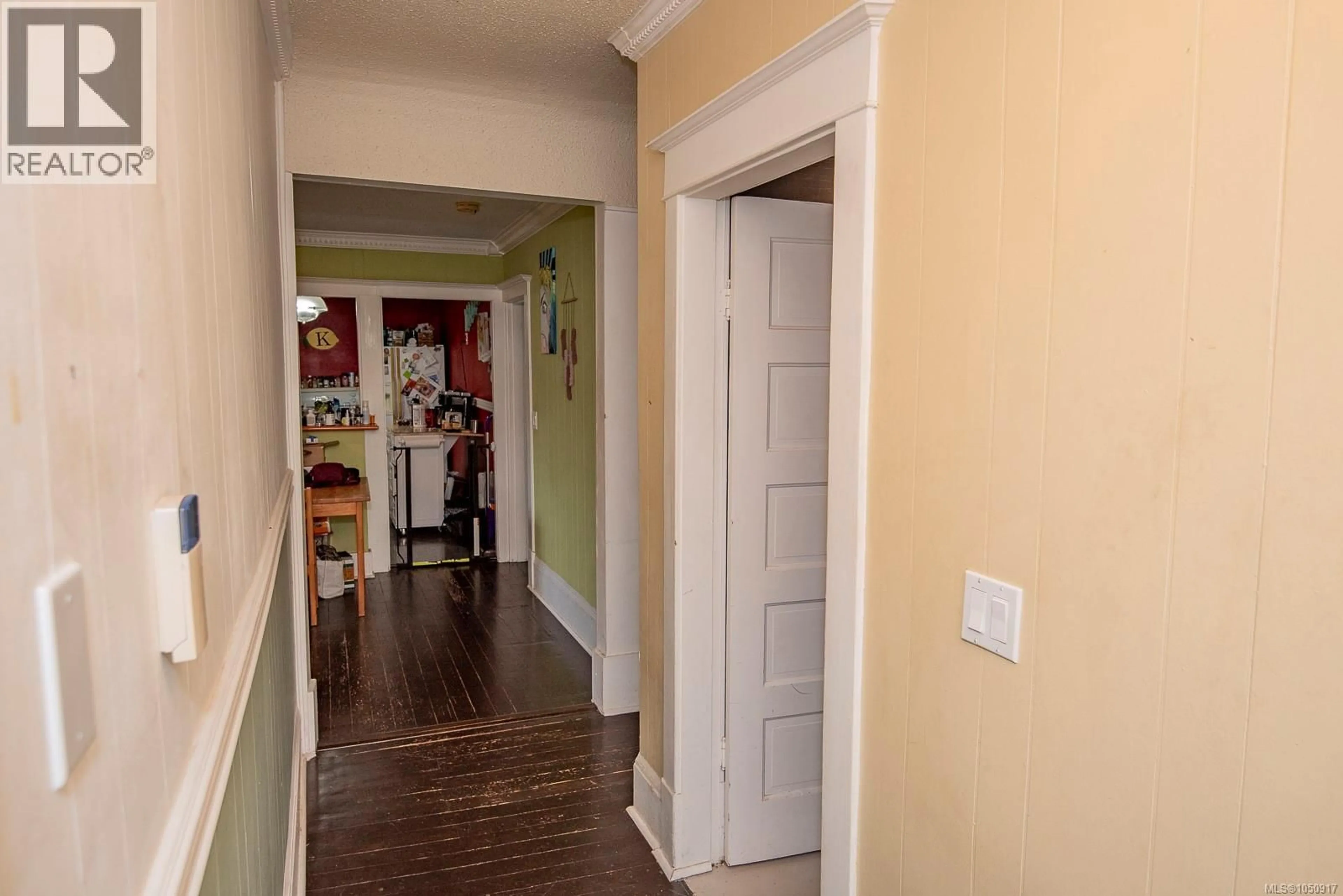 Indoor entryway for 3814 ROWLAND AVENUE, Saanich British Columbia V8Z1X7