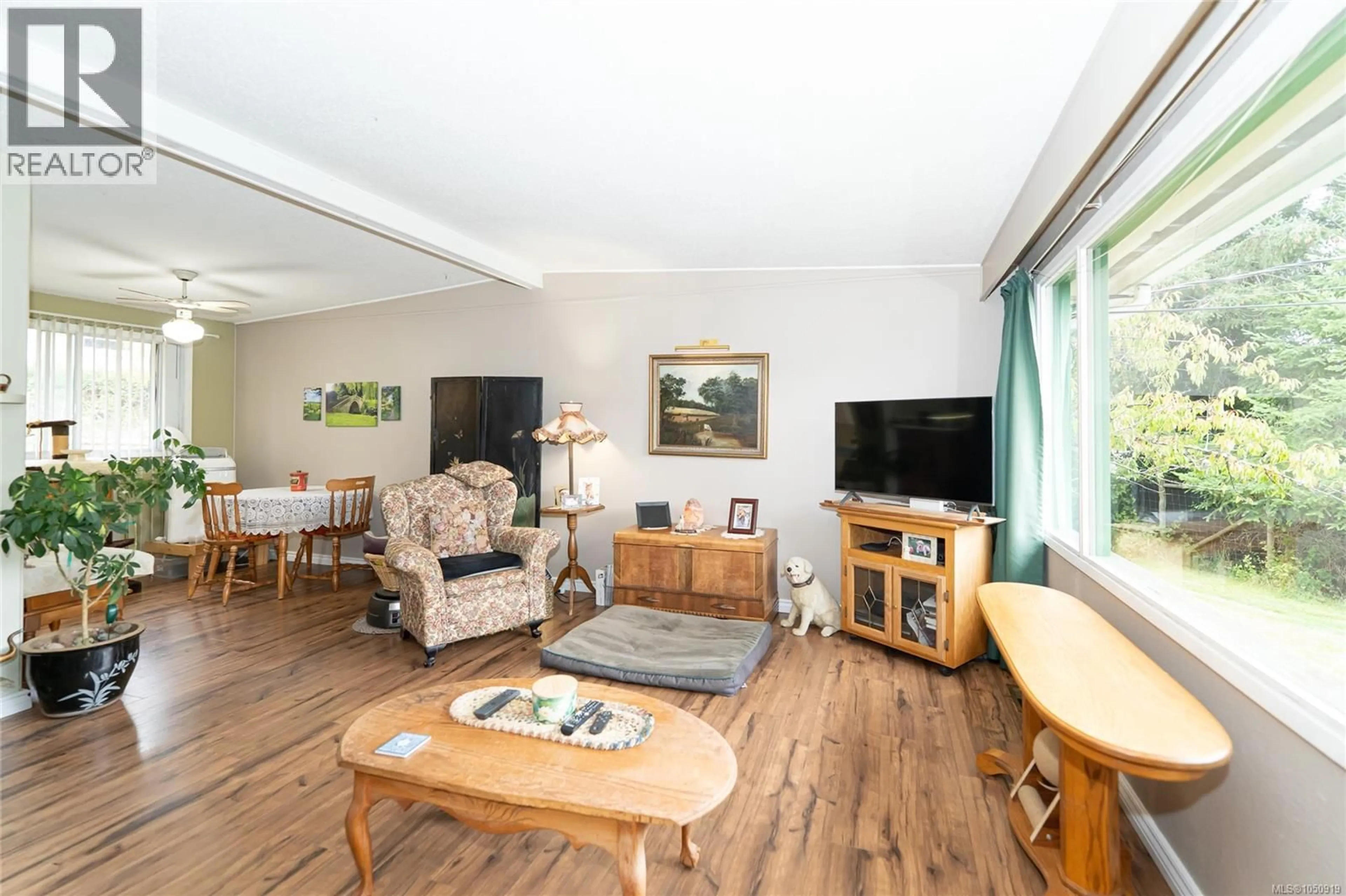 Living room with furniture, wood/laminate floor for 1571 TATLO ROAD WEST, Crofton British Columbia V0R1R0