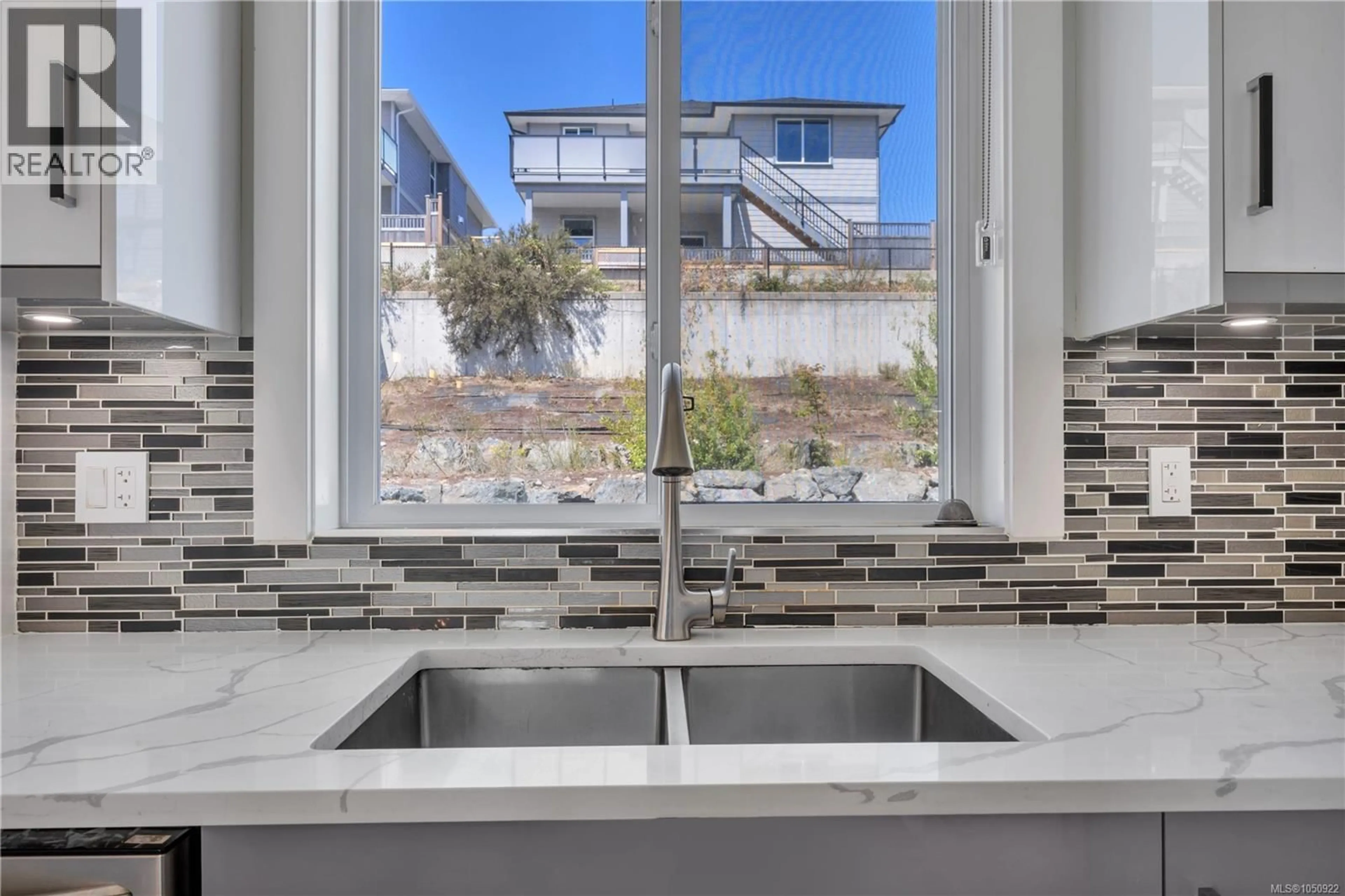 Contemporary kitchen, ceramic/tile floor for 267 GOLDEN OAKS CRESCENT, Nanaimo British Columbia V9T0K8