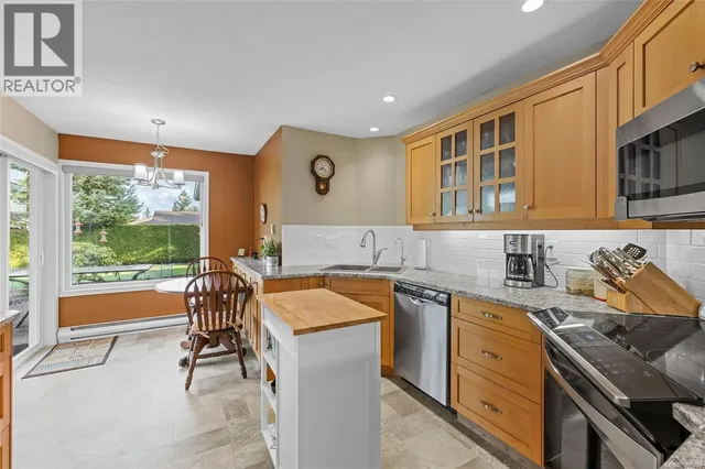 521 BIRCH AVENUE, Qualicum Beach 3