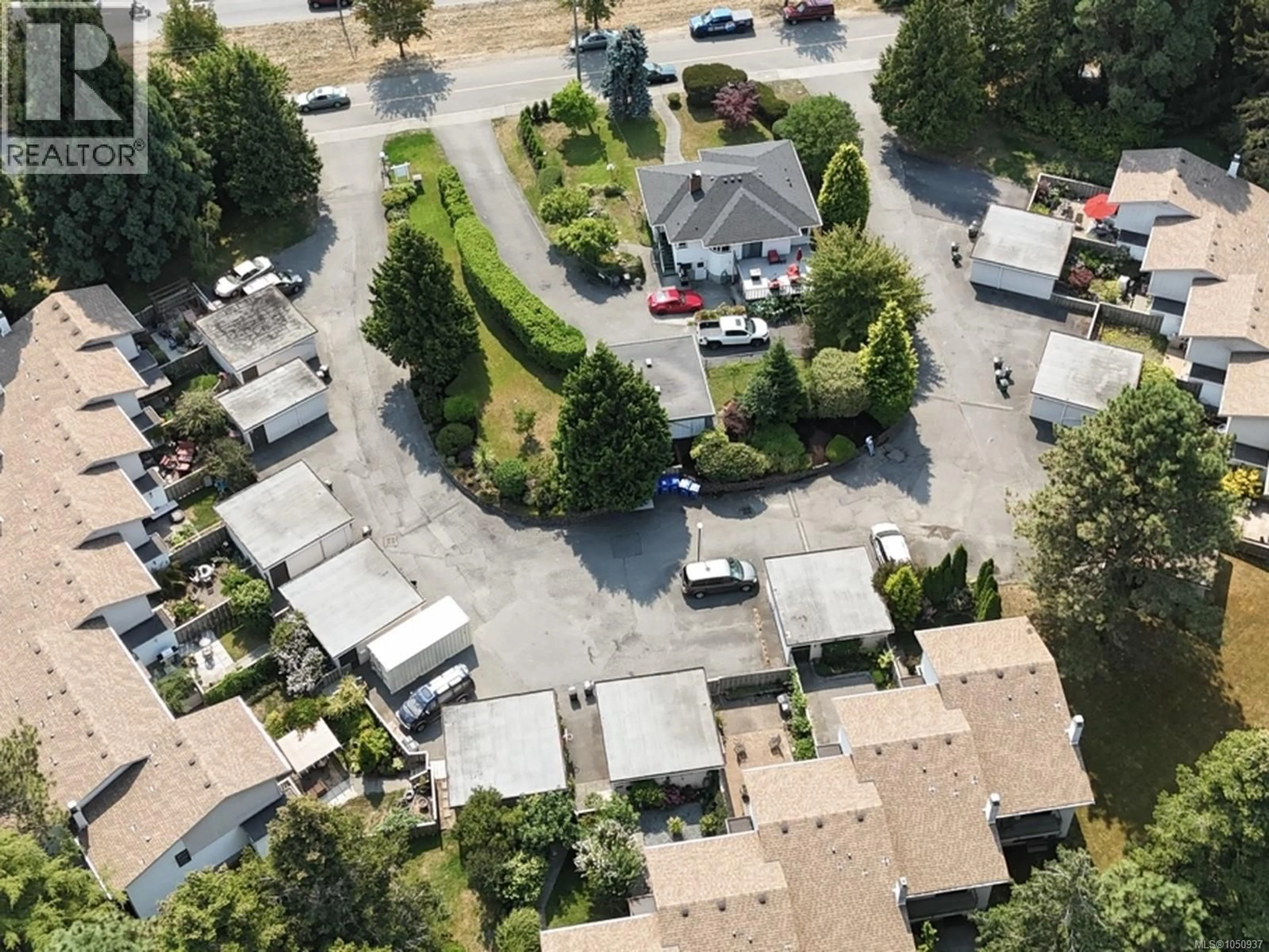 A pic from outside/outdoor area/front of a property/back of a property/a pic from drone, street for 27 - 610 MCKENZIE AVENUE, Saanich British Columbia V8Z2A7