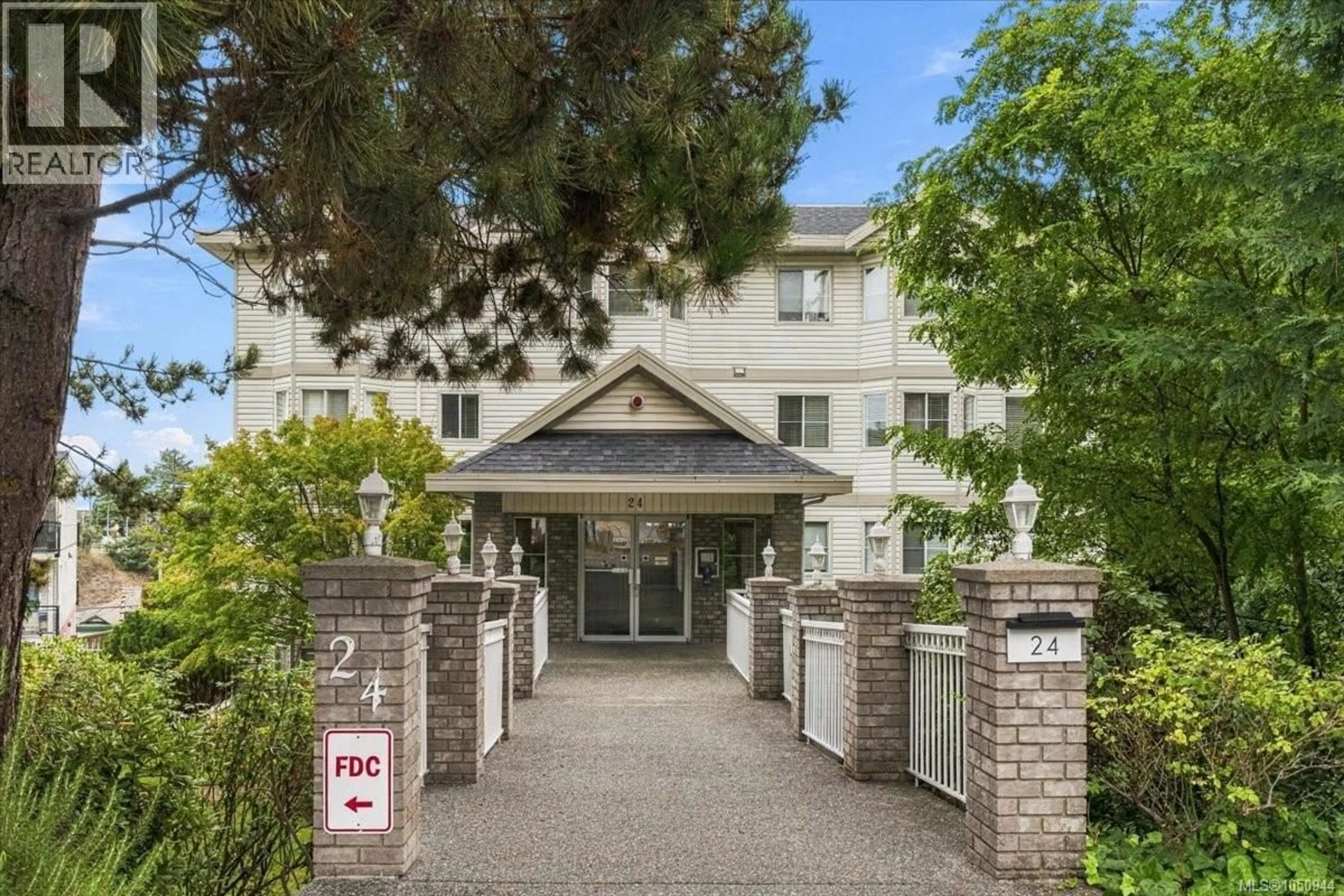 Indoor foyer for 105 - 24 PRIDEAUX STREET, Nanaimo British Columbia V9R2M4