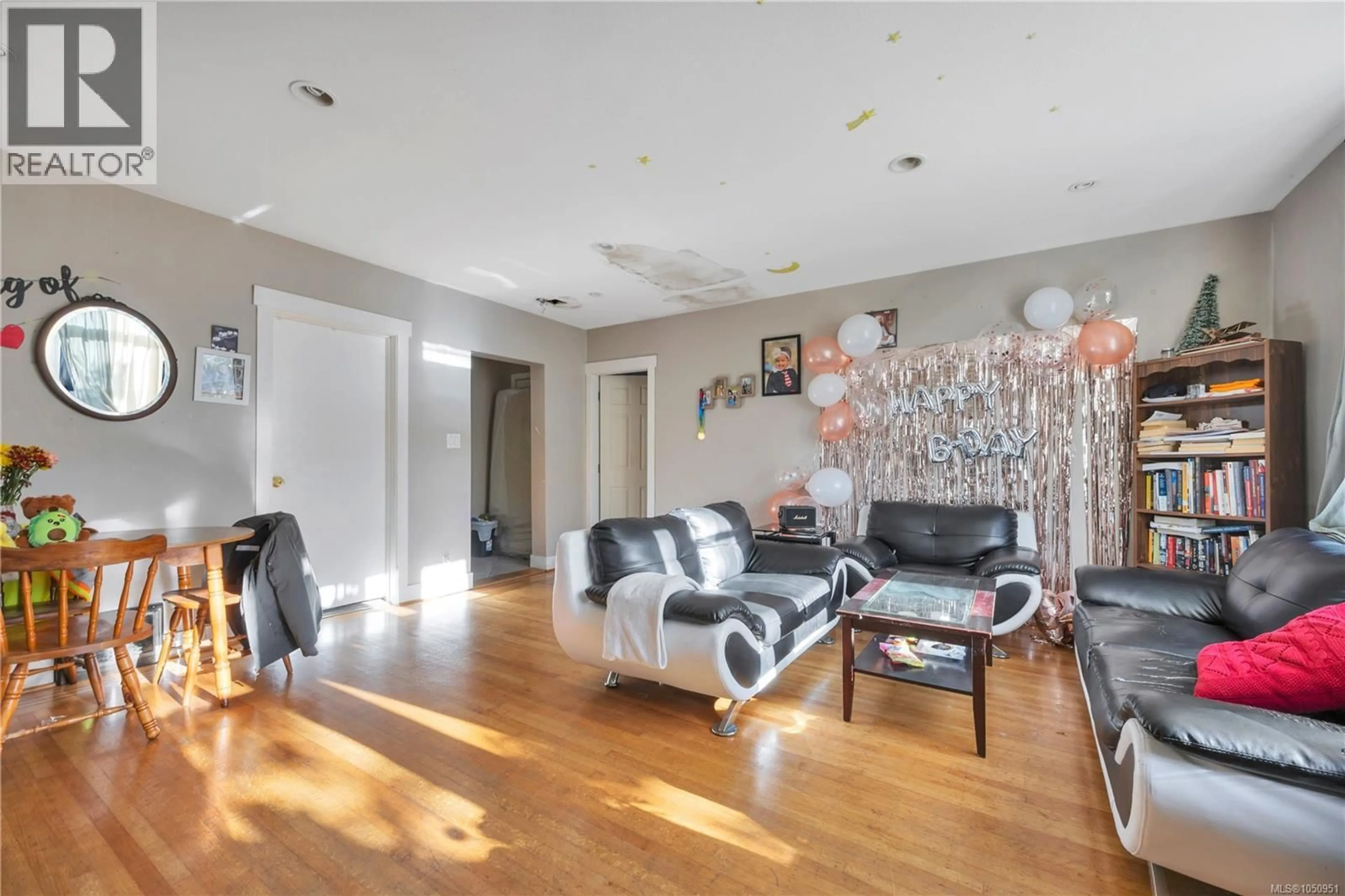 Living room with furniture, wood/laminate floor for 695 FRANKLYN STREET, Nanaimo British Columbia V9R2Y1