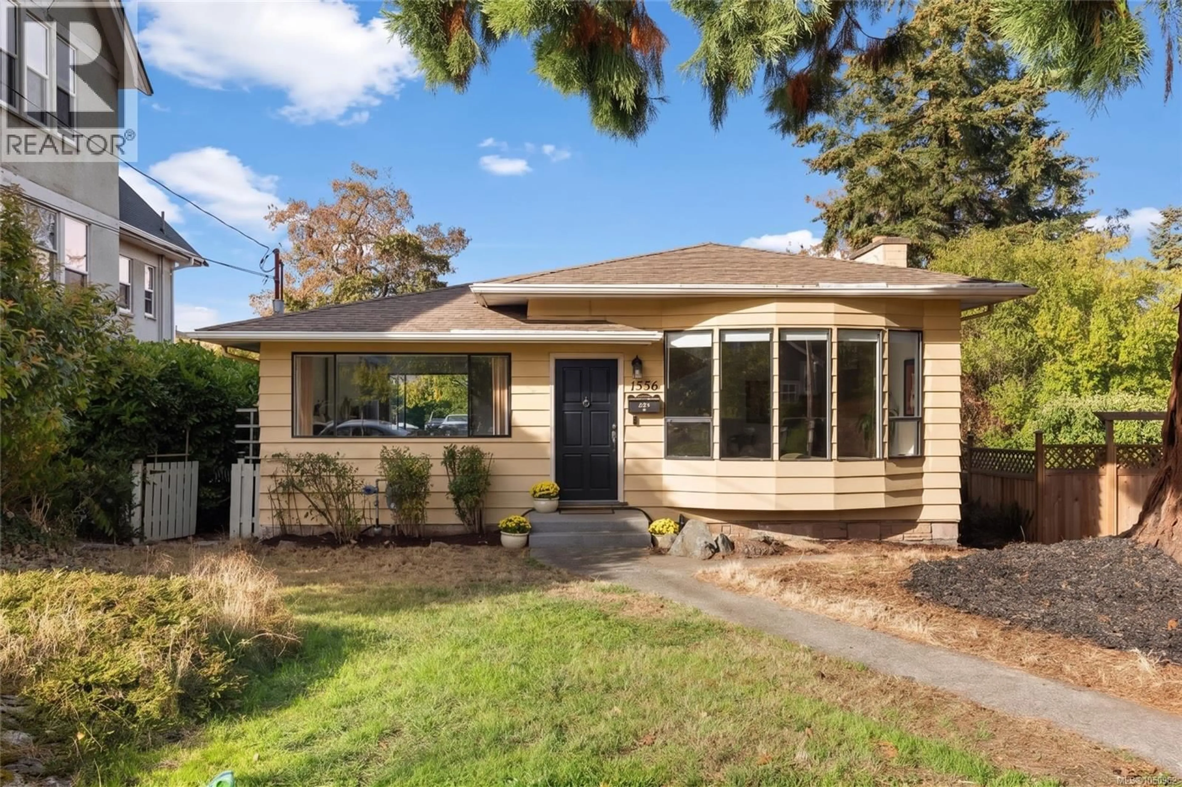 Home with vinyl exterior material, street for 1556 GLADSTONE AVENUE, Victoria British Columbia V8R1S5