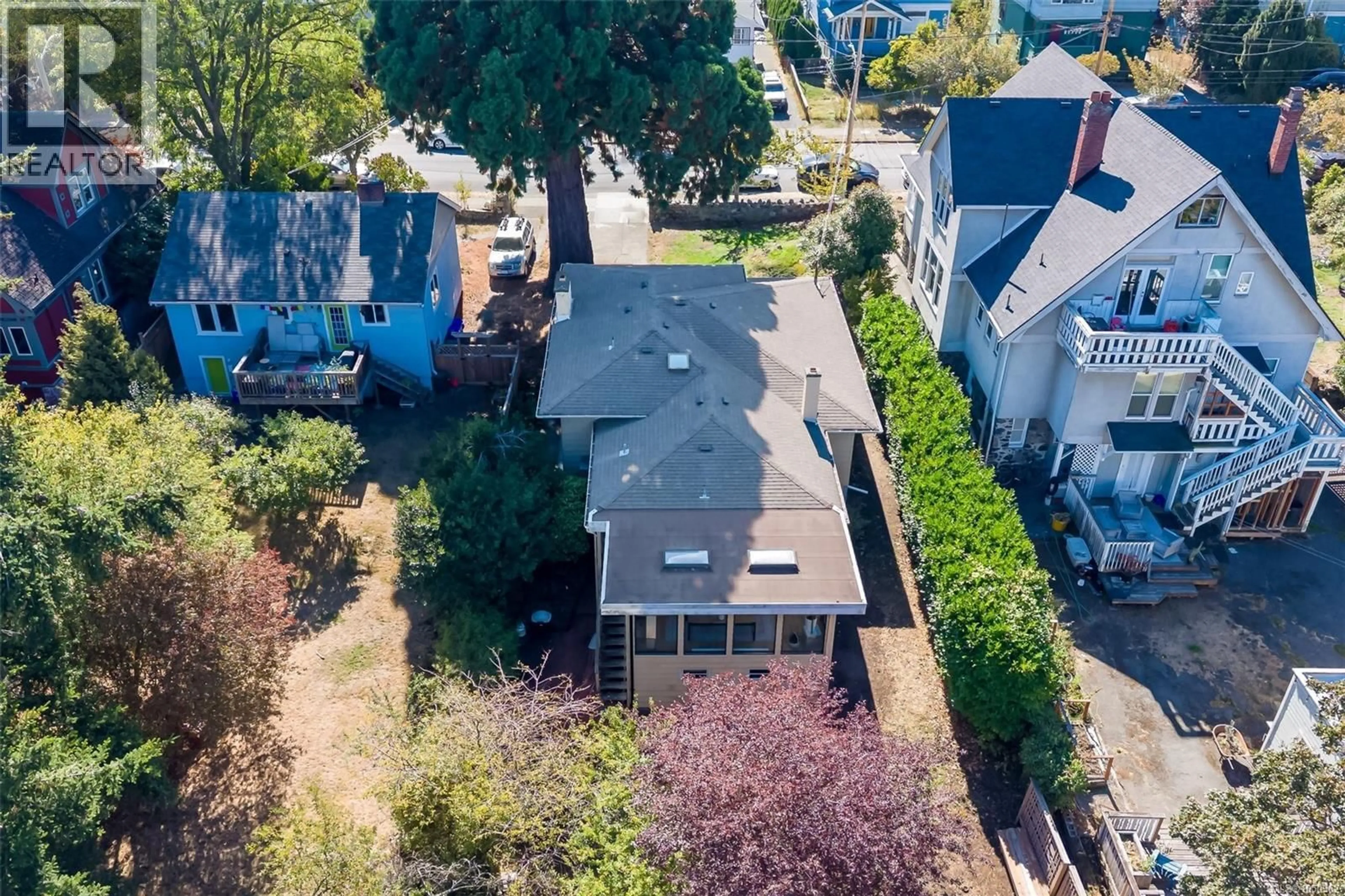 A pic from outside/outdoor area/front of a property/back of a property/a pic from drone, street for 1556 GLADSTONE AVENUE, Victoria British Columbia V8R1S5