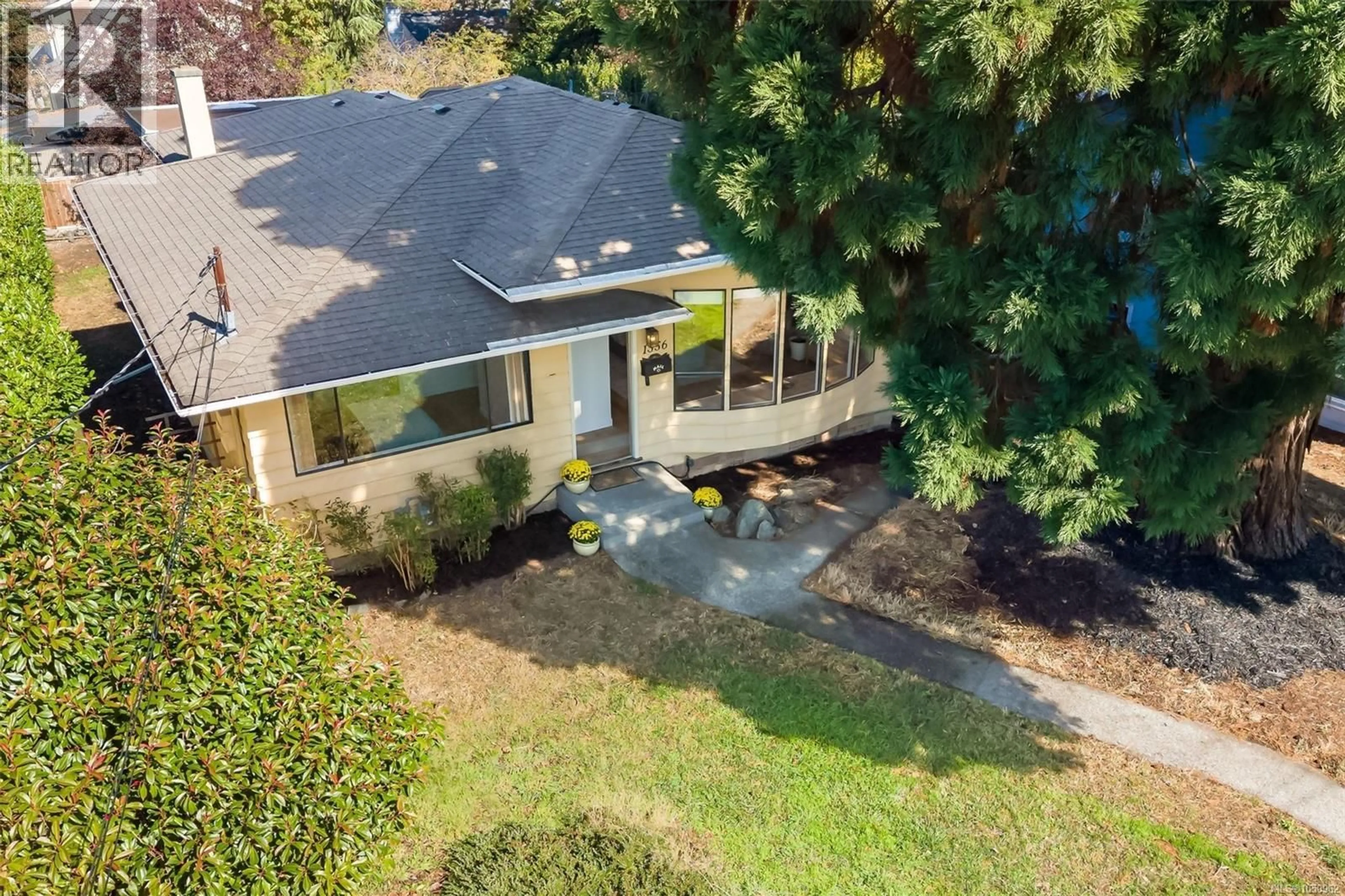 A pic from outside/outdoor area/front of a property/back of a property/a pic from drone, street for 1556 GLADSTONE AVENUE, Victoria British Columbia V8R1S5