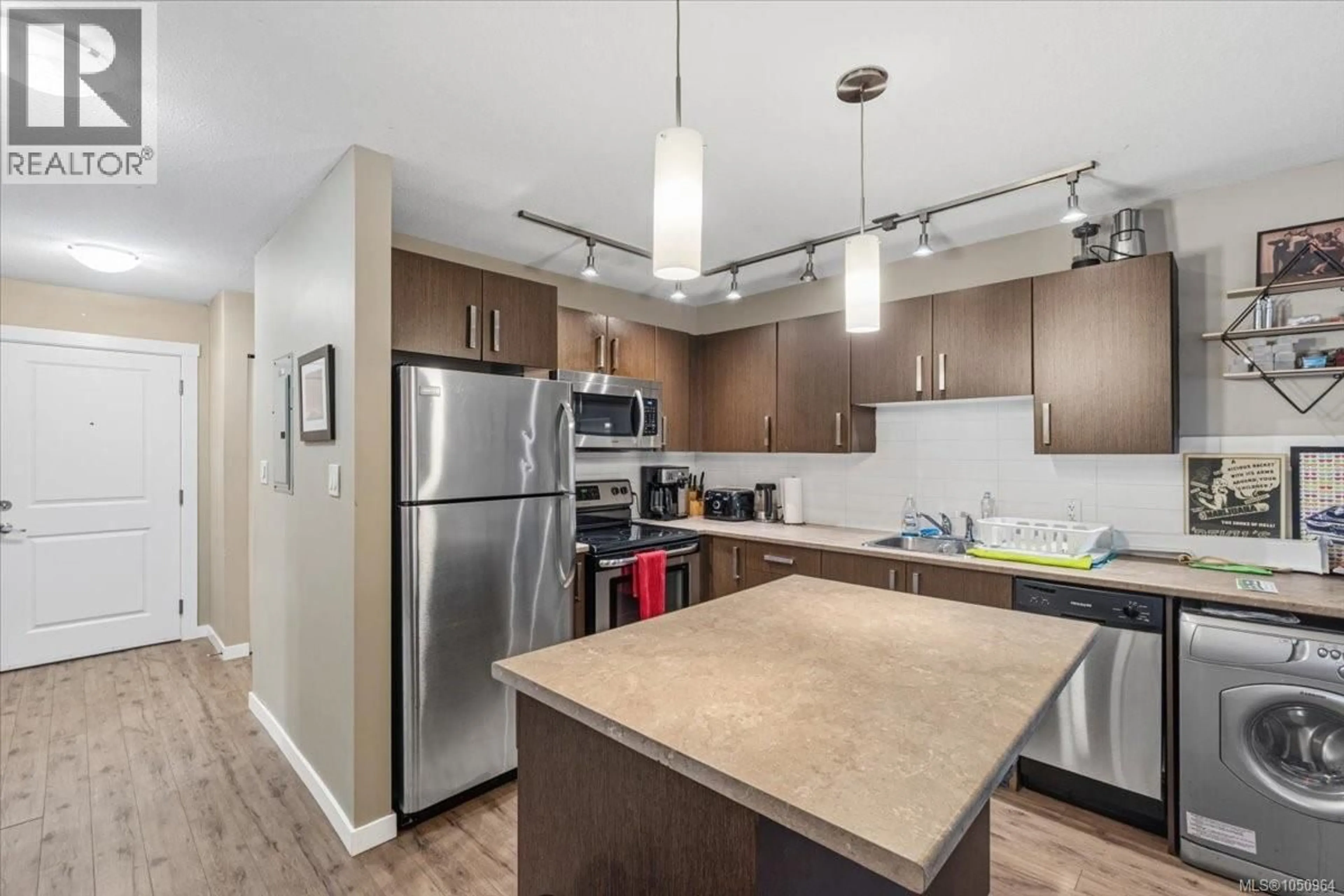 Standard kitchen, unknown for 102 - 1600 CASPERS WAY, Nanaimo British Columbia V9S1K1