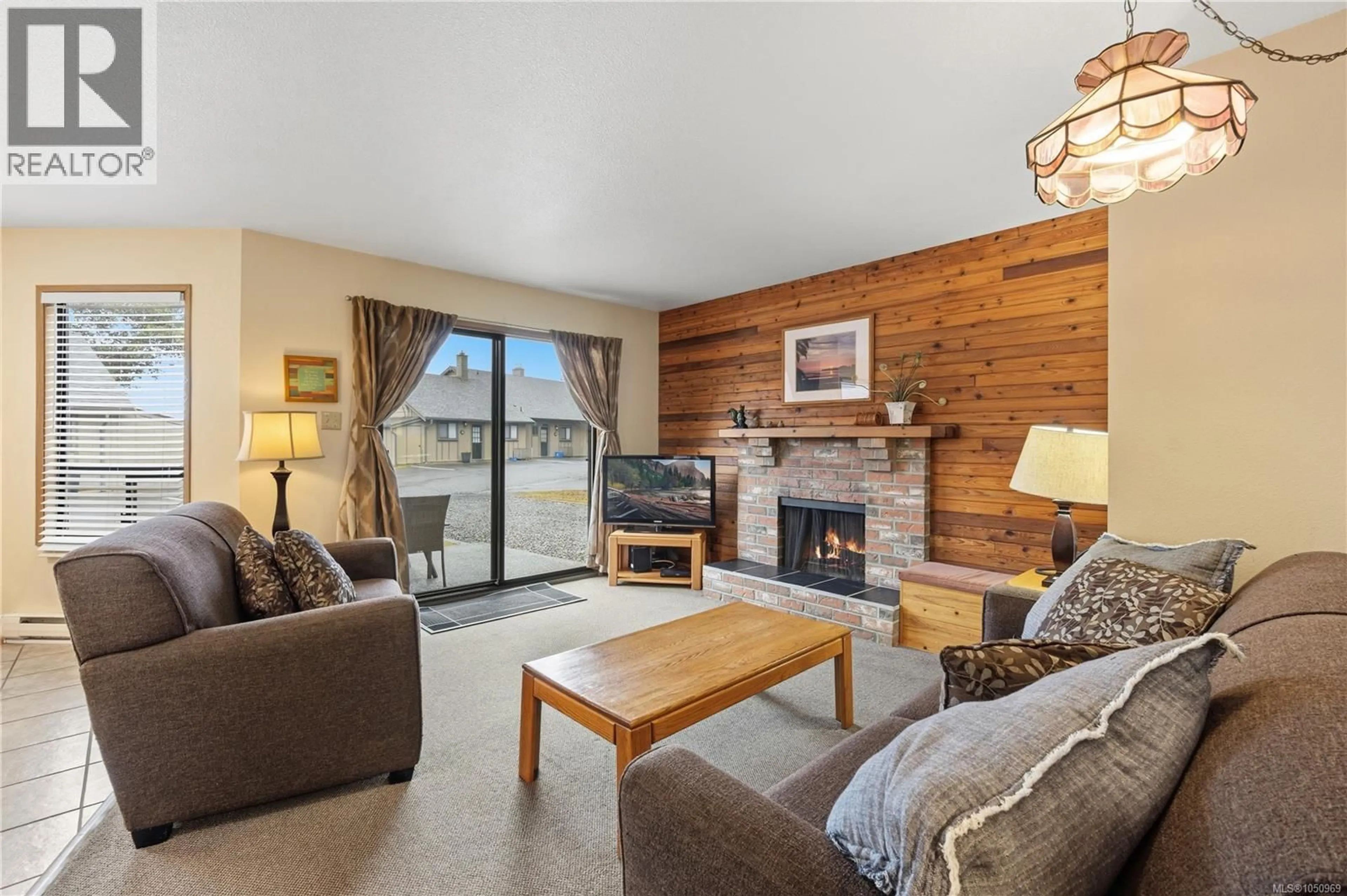 Living room with furniture, wood/laminate floor for 47 - 1051 RESORT DRIVE, Parksville British Columbia V9P2E4